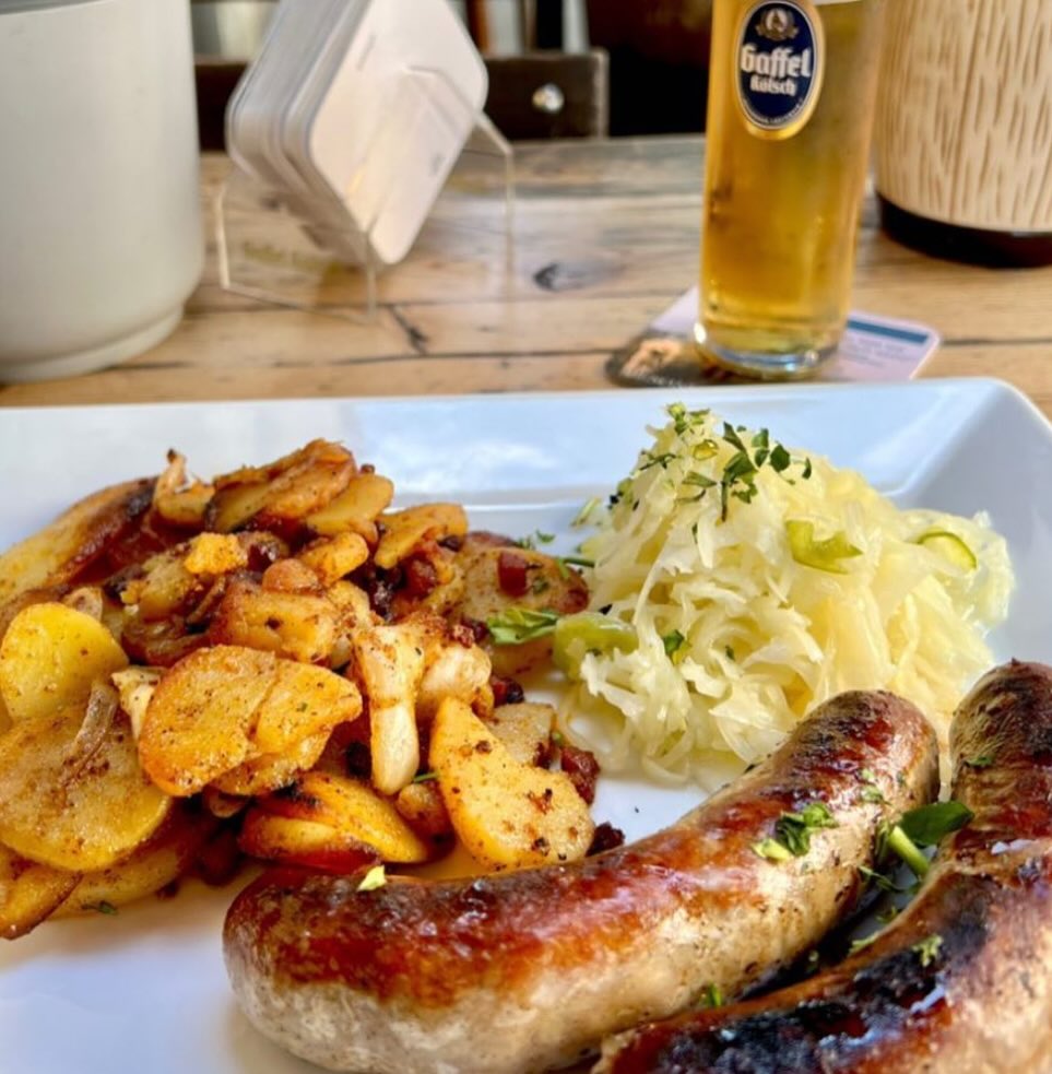 Unser Tagesgericht diese Woche :
Frische Metzgerbratwurst dazu Spitzkohl und Bratkartoffeln … dazu ein frisches @gaffel_koelsch 🍻🥬
#brauhaus #gaffel #metzgerqualität #kohl #kolsch #sommer #schnitzel #biergarten #köln #cologne #typischkölsch #agnesviertel