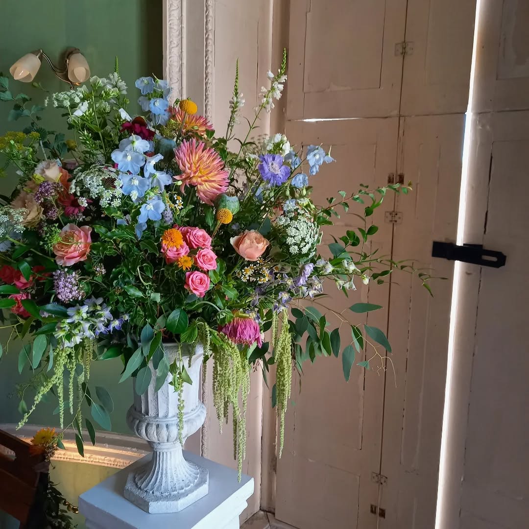 🌿 I am in love with this urn arrangement - part of my flowerscape for the wedding of Lizzie and Gawaine who tied the knot on Saturday at the gorgeous and whimsical @beckenhamplace What a beautiful couple they are!
Bright summer colours, texture and a varied flower and foliage pallette. This was one statement arrangement for the ceremony, slightly offset from the registrars table - having a statement piece gives a fab back drop for your ceremony - for photos and then it can be moved to another position to create drama elsewhere 😉
#surreyweddingflorist #londonweddingflorist #londonweddingflorist #summerweddings #nofloralfoam #naturalfloralstyle #weddinginspiration #beckenhamplacepark #carshalton #carshaltonbeeches