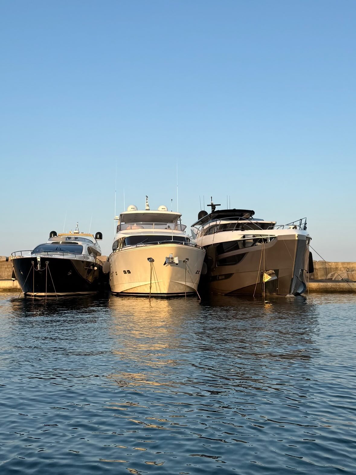 Hier, trois superbes unitĂ©s se sont amarrĂ©es dans notre port đ€
Le port sâanime et lâambiance estivale sâinstalle doucement mais sĂ»rement.
Bienvenue Ă tous nos navigateurs et visiteurs !