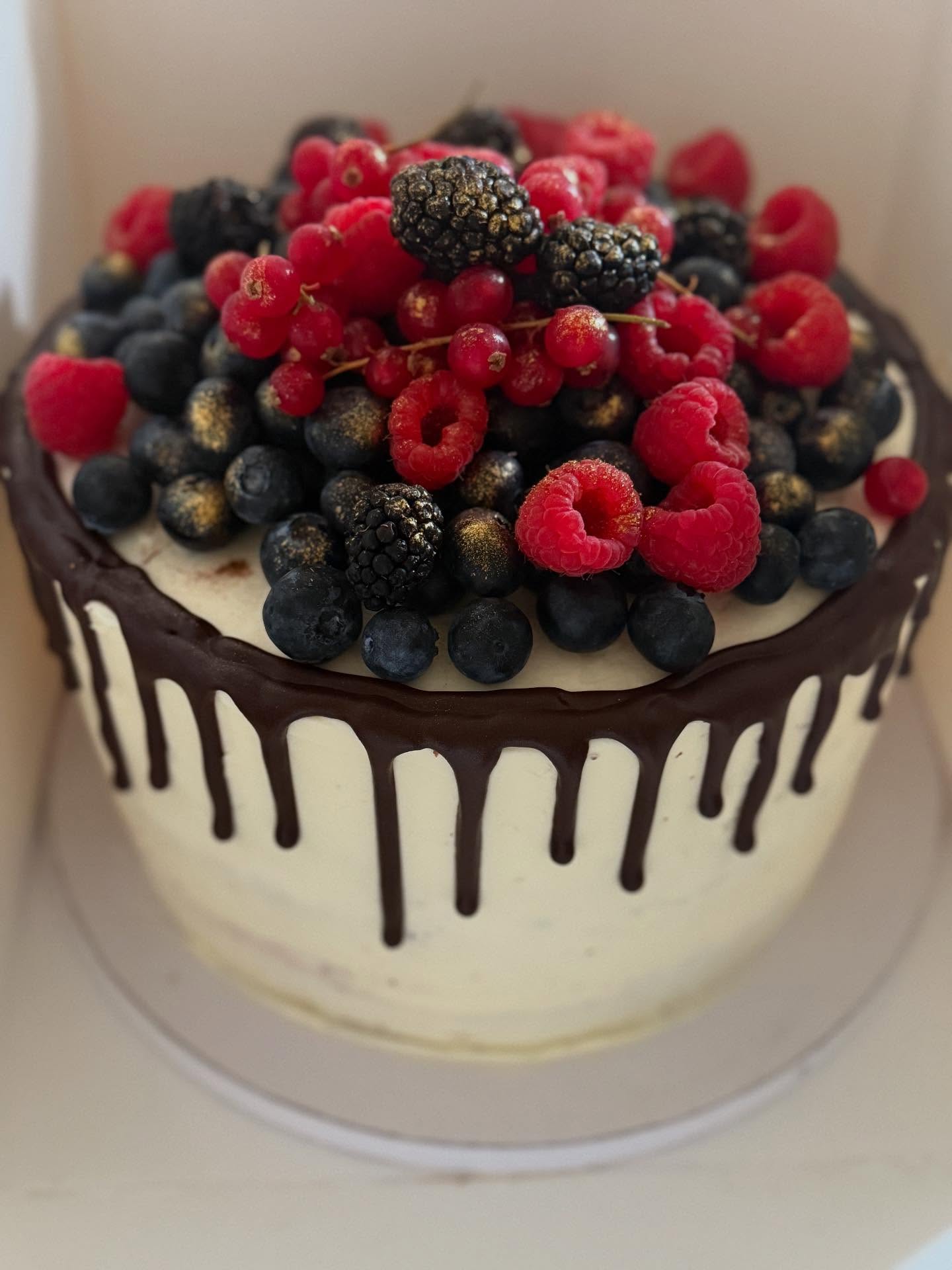 Birthday - Cake 🥰
20cm Durchmesser
Schokolade - Erdbeere
Preis mit Dekoration: 170 Euro
#birthday #cake #birthdaycakes #strawberries #chocolate #food #sweets