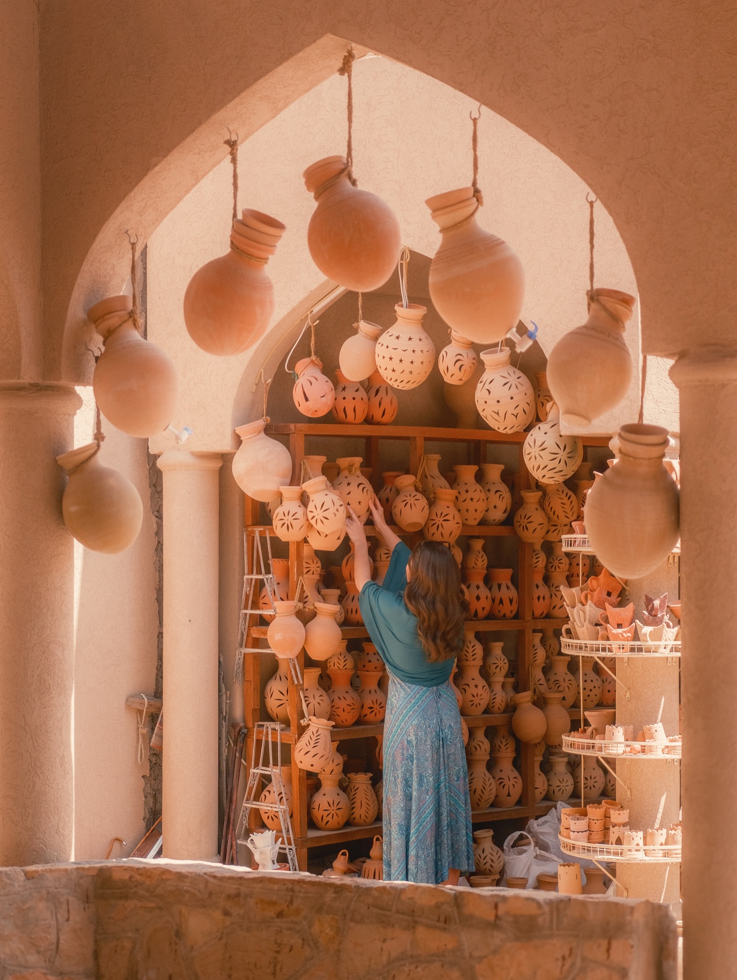Der Souq in Nizwa hat uns sofort verzaubert. ✨
Vor allem der Keramik-Souq mit seinen liebevoll gefertigten Stücken hat uns ganz besonders gut gefallen. Dabei ist die Stimmung hier ganz anders, als man es von orientalischen Märkten erwartet.
Wir hatten hektisches Treiben und aufdringliche Händler vor Augen – stattdessen wurden wir überrascht von einem der ruhigsten und entspanntesten Märkte, die wir je besucht haben. Man kann in aller Ruhe stöbern, entdecken und sich einfach treiben lassen.
Und ja, wir hätten am liebsten ALLES eingepackt … inklusive der süßen Kätzchen, die sich überall zwischen den Tonvasen versteckt haben. 🐈
Speicher dir den Beitrag, wenn du auch Souqs liebst, bei denen nicht nur dein Koffer, sondern auch dein Herz überquillt. 🧳💫
.
.
.
.
#nizwa #souqvibes #keramiksouq #omanliebe #weltallerliebst #slowtravel #reiseglück #orientzauber #travelmoments #potterylove #souqinspo #travelphotography #reisefotografie #reiseblog #reiseblogger #reiseinspiration #oman #visitoman #nizwasouq #fotografie