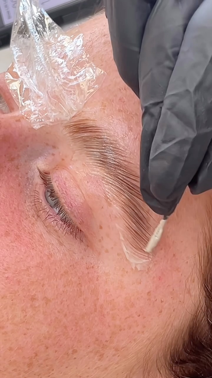 That moment after step 1…
When the brows feel soft, relaxed and ready 😍
So satisfying.
But more importantly, so important 💡
This isn’t just a feel-good part of the treatment.
It’s a crucial checkpoint 🛑
After the relaxing step, I always check:
🔍 Are the hairs soft and pliable?
🧼 Are they brushing easily into place?
⚖️ Are both brows responding evenly?
And here’s the truth…
You can’t just follow the manufacturer’s timings ⏱
There are so many factors that affect processing time:
🌡 Room temperature
🧴 Products you’re using
💇♀️ Hair type and thickness
🧫 The condition of the brows
It’s a fine line.
Too short = under-processed = poor results 🙅♀️
Too long = over-processed = brittle, dry brows 😬
Getting it just right takes:
👀 Attention
🧠 Knowledge
🖐️ Practice
This is what separates a basic lamination
from one that’s tailored, healthy, and long-lasting ✨
Take your time.
Read the brows.
Nail the timing.
Your clients will notice the difference 💯
#browlaminationtips #browtechtraining #broweducation #browlaminationuk #beautyeducator #browartistlife #browmentor #laminationresults #browliftcheck #browtechsupport #softbrows #devonbrowtech #kingsteigntonbrows #newtonabbotbrows