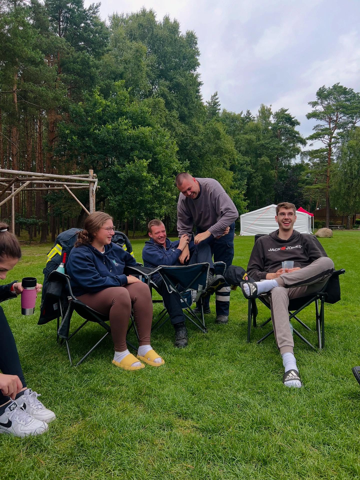 Lagerleben 🏕️
Zwischen dem ganzen Sport- und Spieleprogramm und den Ausflügen haben die Jugendlichen und Betreuer immer viel Zeit zur freien Gestaltung. Diese wird genutzt um am Feuer oder am Zeltplatz zusammenzusitzen und gemeinsam Zeit zu verbringen. 🔥🤩 Der Spaß kommt dabei nicht zu kurz ☺️.
@jf_awb
@jf.kiho.stelle
@feuerwehr_neuwarmbuechen
@feuerwehr.liekwegen
@freiwillige.feuerwehr.elze
#sommerzeltlager #zeltlager #jugendfeuerwehr #feuerwehr #freizeit #freetime #gemeimsam #team #spaß #teamwork #lagerleben #zeltlagerleben #fun