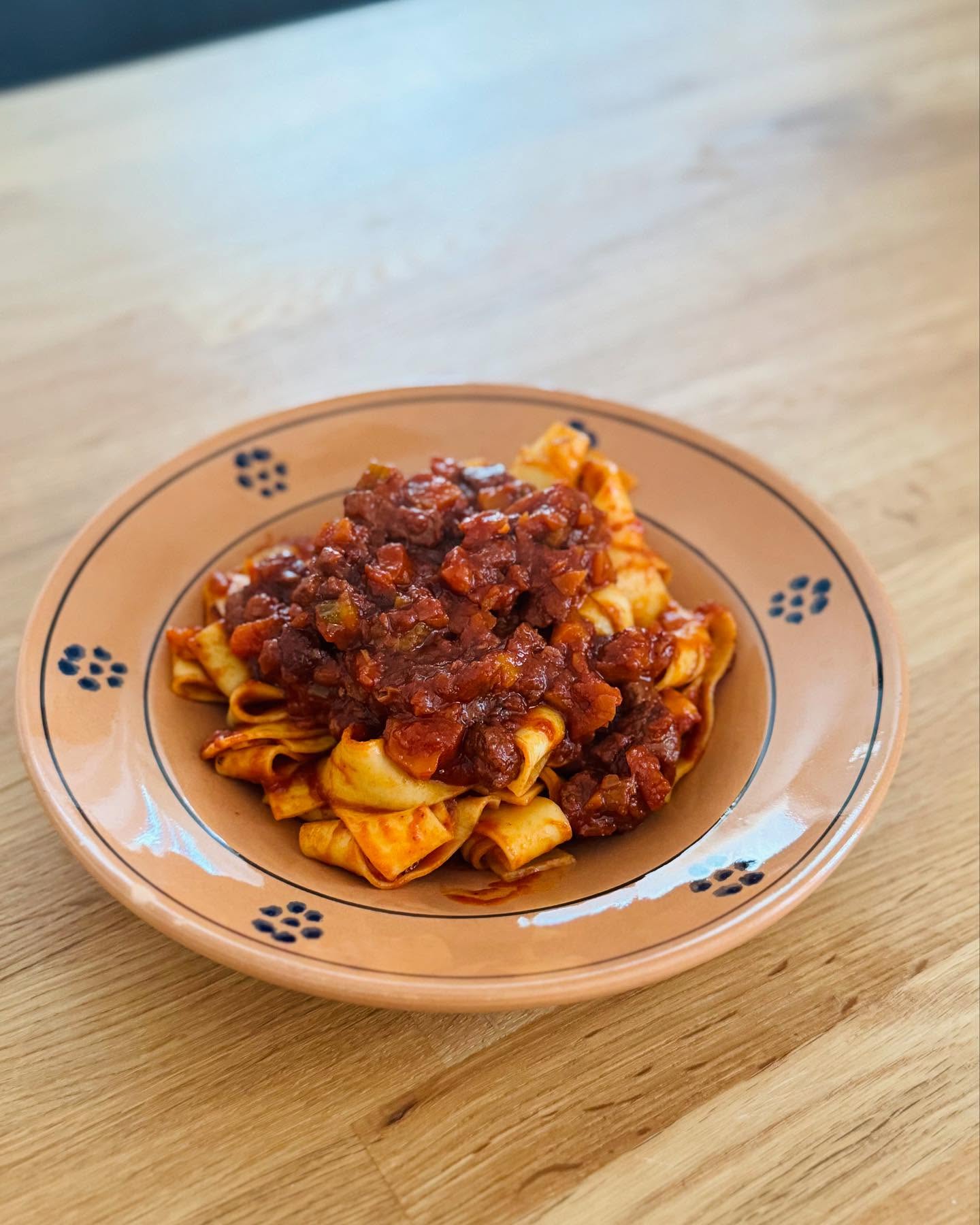 Ragù di agnello con pappardelle
Agnello cotto lentamente con pomodori, semi di finocchio e vino rosso. Ricco, profumato, puro comfort food
•
Lammragout mit Pappardelle
Langsam geschmortes Lamm mit fruchtigen Tomaten, Fenchelsamen und Rotwein. Herzhaft, aromatisch, soul food pur.
•
•
#pasta#homemade#lamm#agnello#fattoincasa#suco#cooking#cucinare#kochen#foodie#instafood#mangiare#italian#puglia#lamb
