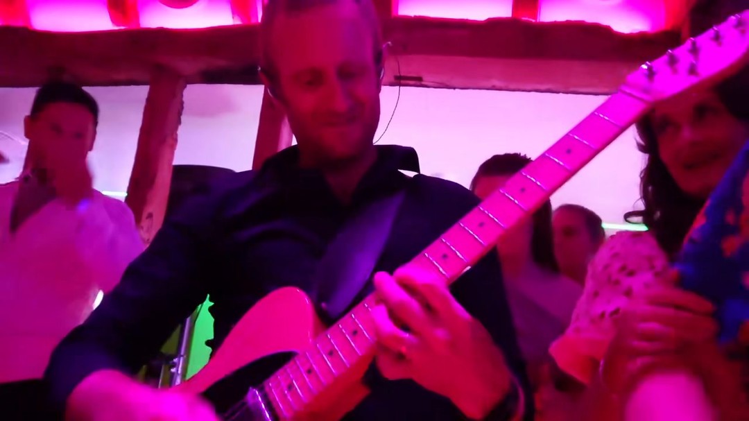 Some people choose DJs 😂