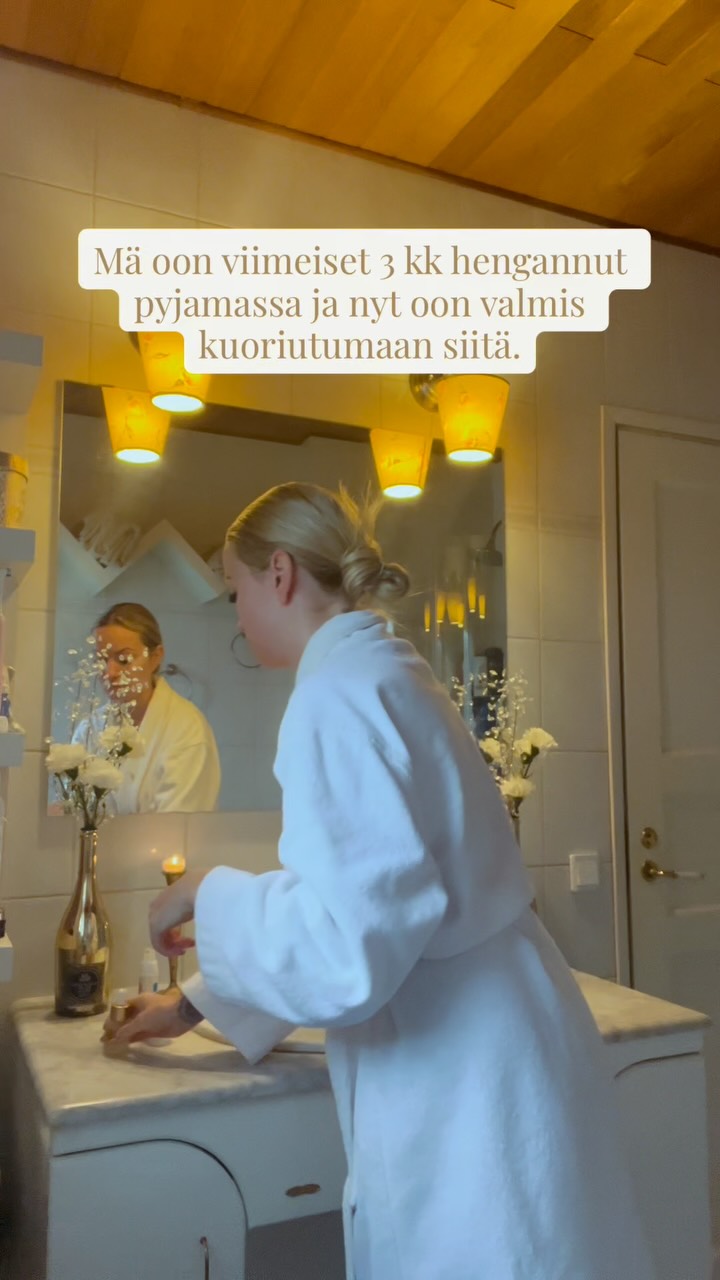 Olen ollut viimeiset kolme kuukautta pyjamassa.
Kirjaimellisesti.
Mun keho on toipunut OCA-leikkauksesta – ja samalla mieli on kulkenut läpi jotain, mitä en vielä täysin osaa pukea sanoiksi.
Aluksi se kaikki oli tarpeellista: täydellinen lepo, pysähtyminen, luopuminen kaikesta ylimääräisestä.
Mutta jossain vaiheessa huomasin… että mukavuus voi alkaa muistuttaa passiivisuutta.
Että lempeydestä tulee helposti huomaamaton tapa vetäytyä.
Että liikkumattomuus ei enää ollut vain palautumista – vaan pientä, hiljaista katoamista.
Sitten eräänä aamuna meikkasin ja pukeuduin pitkästä aikaa ihan kunnolla - ja kauniisti.
En näyttääkseni hyvältä – vaan virittääkseni itseni takaisin siihen taajuuteen, jossa muistan kuka olen.
Laitoin ylleni vaatteet, jotka tuntuivat siltä kuin olisin käärittynä omaan voimaani.
Ja vaikka en ollut menossa minnekään, mun olemus muuttui.
Me unohdetaan helposti, että keho oppii kaiken kokemuksen kautta.
Se oppii myös sen, kuka me ollaan.
Ja joskus yksi pieni ele – kuten se, että pukeutuu itseään varten – on kuin viesti hermostolle:
“Olet turvassa. Elämä liikkuu eteenpäin taas.”
Tällaiset teot eivät ole turhamaisia.
Ne ovat sisäisen tilan näkyväksi tulemista.
Ne ovat viestejä keholle siitä, että saa tulla esiin, vaikka kaikki ei vielä olisikaan valmista.
Me kaikki jumiudutaan välillä näkymättömyyteen.
Arkeen, jossa pukeudutaan vain käytännöllisesti, meikataan vain jos “on pakko”, ja ollaan vähän vähemmän läsnä itsellemme kuin voisi.
Joskus tekee hyvää pukeutua kauniisti – vaikkei kukaan näe.
Laittaa huulipunaa, tai valita se paita, jossa tuntee olonsa selkeämmäksi, enemmän omakseen.
Ei siksi, että pitäisi näyttää joltain.
Vaan siksi, että haluaa tuntea itsensä eheämmäksi– kehossa, jota on ehkä pitkään katsonut vain selviytymisen tai velvollisuuksien kautta.
Pieni ele voi palauttaa yhteyden siihen osaan itseä, joka helposti menee piiloon kiireessä, kivussa tai hiljaisuudessa.
Siihen osaan, joka on ollut siellä koko ajan – odottamassa että tulet takaisin. 🧡
#mielenhyvinvointi #henkinenhyvinvoini #hermosto #henkinenkasvu #nivelrikko