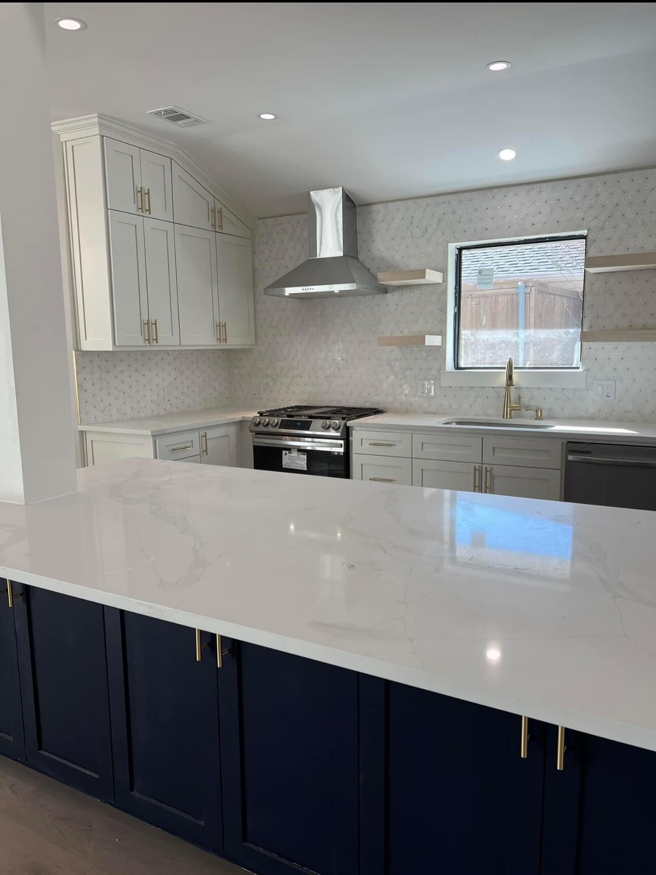 Simple yet stylish shaker kitchen with a stunning navy blue accent on the island - proof that beauty can thrive in small spaces!🍃🥘
-
-
-
-
#zaptatcustomcabinets #ZCC #Shaker #kitchen #homeimprovement #customcabinets #cabinets #shakerkitchen #dallastx #dfw #design