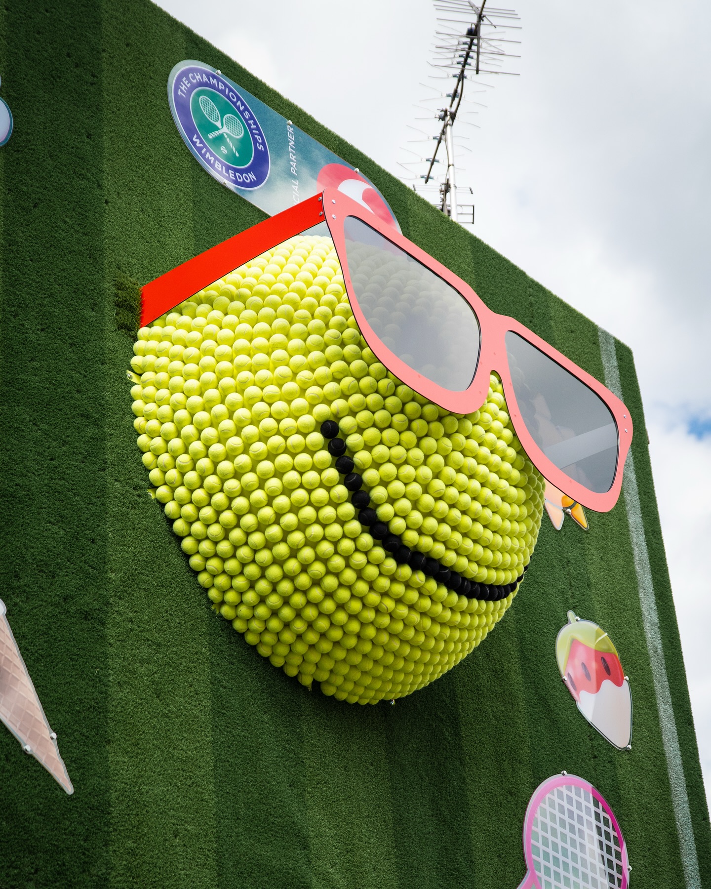 Swipe through for a closer look at the details—from 1,250 real tennis balls to astro turf walls and that unmissable Vodafone-red pin. Wimbledon vibes? Fully served.
#Wimbledon #RetailGoals #TennisTakeover #VodafoneStyle #StoreMakeover