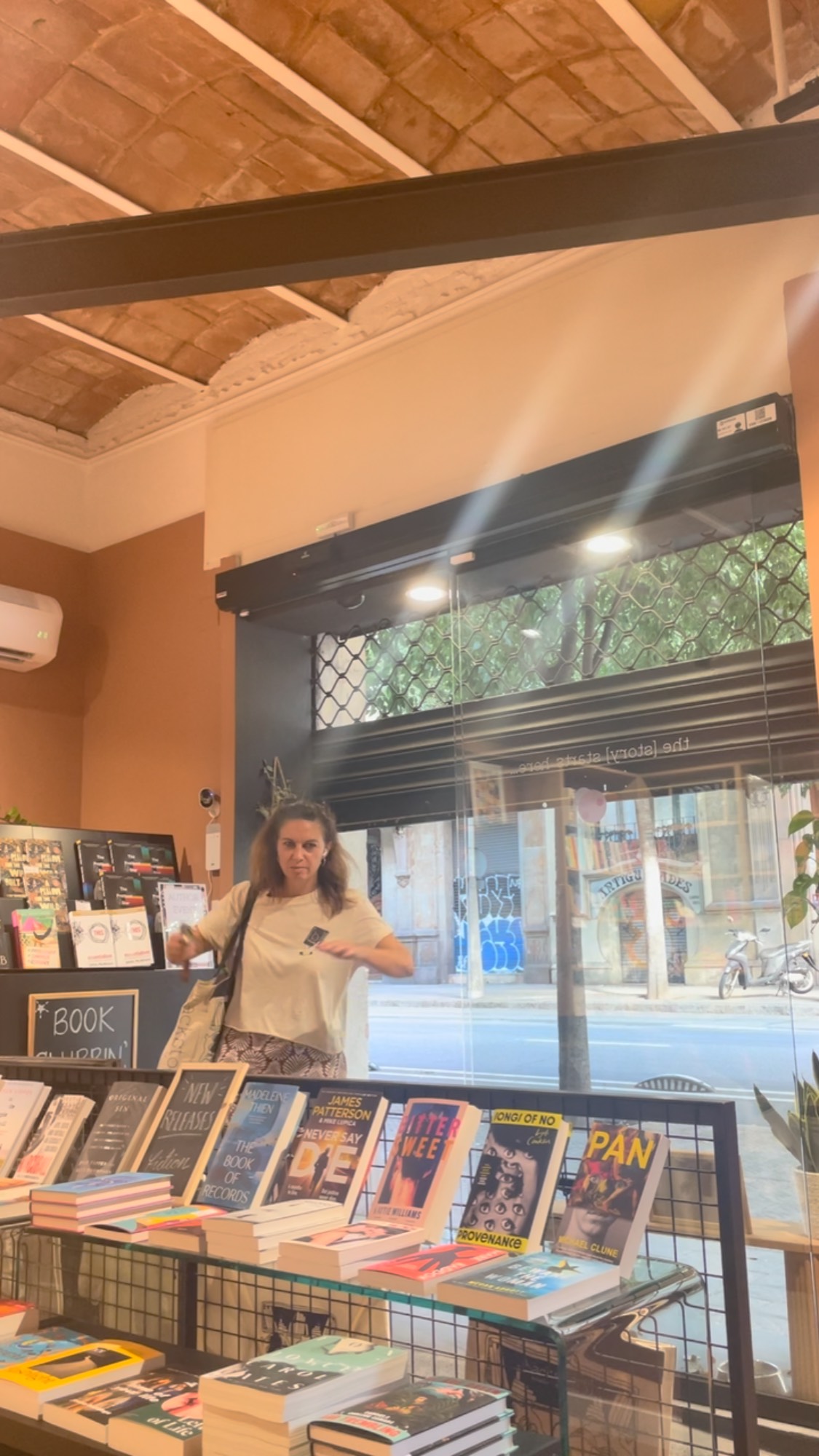 Yes, we’ve missed you!
Happy Friday from the bookshop:)
#barcelona #smallbusiness #loveyourteam