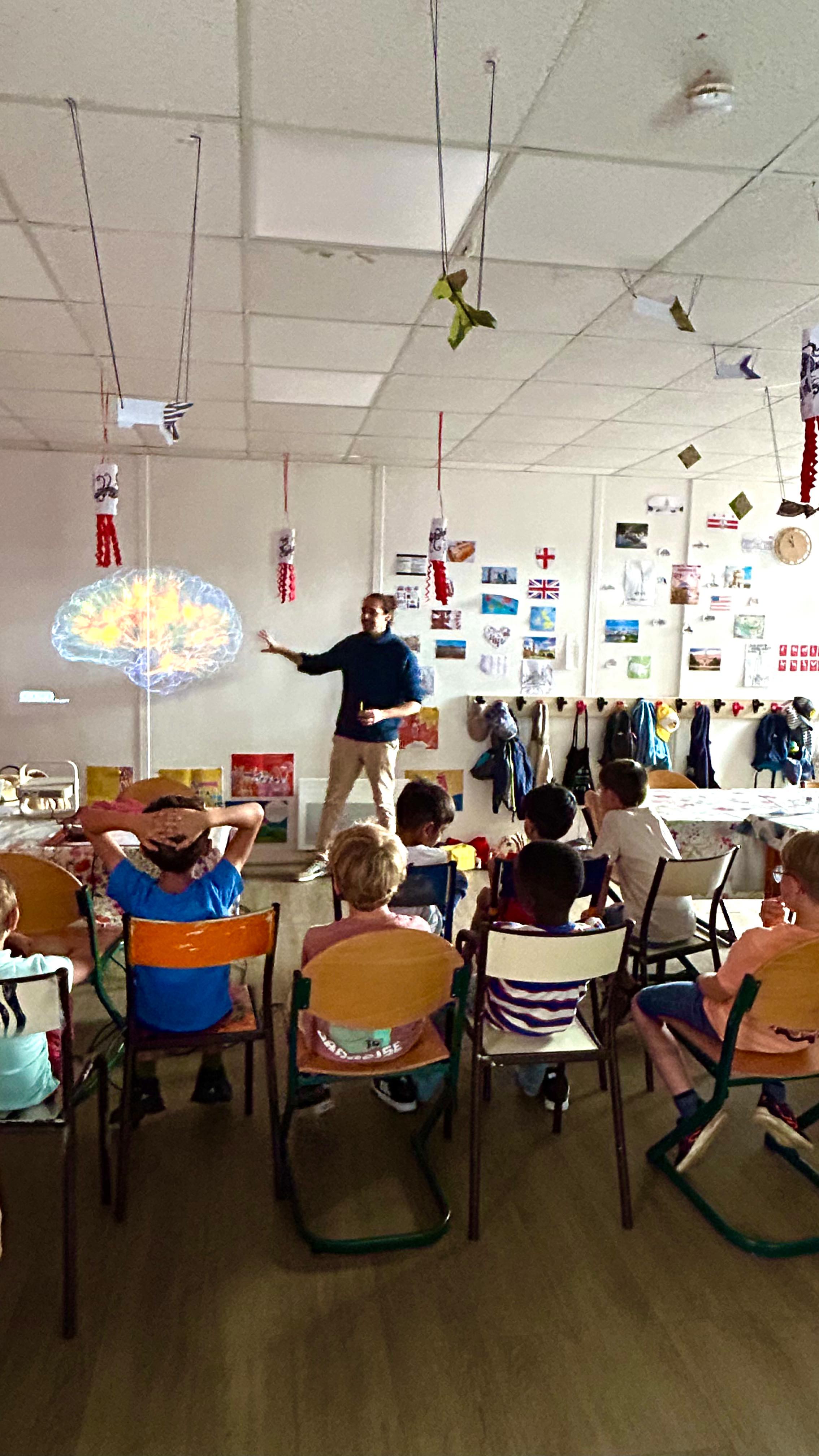 NEUROSCIENCES & SANSKRIT pour les enfants !✨
.
Cet été, notre studio ne reste pas seulement ouvert, il ouvre les esprits !
.
Nous avons eu l’immense joie d’intervenir pour la ville et de proposer aux enfants un voyage pas comme les autres. Au programme : une exploration fascinante du cerveau, une initiation à la magie du sanskrit et une immersion dans les vibrations des bains sonores.
.
Le plus beau ? Voir leurs yeux s’illuminer en découvrant le fonctionnement de leur propre intelligence et en traçant leurs premières lettres d’une langue millénaire.
.
C’est exactement ça, notre vision : proposer des pratiques qui vont au-delà du tapis pour éveiller la curiosité et explorer des savoirs rares, à tout âge.
.
☀️ L’aventure continue tout l’été !
Le studio vous accueille avec un programme estival riche en découvertes.
.
➡️ Découvrez le planning estival sur notre site (lien en bio) !
.
Au plaisir de vous accueillir !
.
@soundyoga.fr
.
.
#yogaenfant #eveilenfant #neurosciencespourenfants #sanskrit #ateliercreatif #bainsonore #yogacompiegne #eteacompiegne #curiosité #apprendreensamusant
#soundyogacompiegne #activiteenfant #activitemanuelle #enfantsheureux❤️ #compiegneagglo #compiegne #venette #centreaire #sanskritlover #🕉