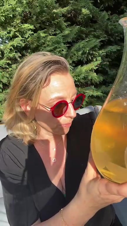 DANS MA VALISE JE METS…
Quand on part en vacances, on n’oublie pas ses thés et infusions favoris !
On n’est jamais sûrs de ce qui nous sera proposé à l’hôtel ou en chambre d’hôtes.. trop souvent le thé et le café sont encore les parents pauvres des hébergements… Alors voici des solutions pratiques pour vos voyages qu’ils soient estivaux ou non.
Le vrac c’est pratique, si vous avez sur place infuseur ou théière sur votre lieu de vacances… si vous n’en êtes pas surs, alors vous pouvez toujours prendre quelques thés en sachets !
Alors petite sélection de thés en sachets pour vous !
Il existe les boites de 25 Infusettes, avec les grands classiques de la maison.
Earl Grey
Pouchkine
Eden Rose
Lundi Light
Malesherbes
Les Amours….
Vous avez également les boites de 25 / 50 / 100 Infusettes :
Ça coute moins cher et c’est hyper pratique !
Jardin Rouge
Breakfast
Darjeeling
Invités
Chaï….
Ou juste à glisser dans votre sac ou votre sac à main, les sachets suremballés !
A l’unité, ou bien en assortiments au choix !
Hyper pratique car l’emballage protège le thé de manière optimale
Et naturellement …. Les mousselines sont en PLA biodégradable et contienne les mêmes thés que ceux que vous trouvez en vrac ! (Ce n’est pas de la poudre de thé…)
Et la grande nouveauté de la semaine, c’est VERY LEMON, la nouvelle tisane : Maté, écorces de citron, morceaux de citron, myrte citronnée, pétales de tournesol, racine de réglisse, marc de pomme, citronnelle
Incroyablement peps et douce en même temps. Elle est en boutique à compter de demain vendredi !
#tea #tealover #teaaddict #teatime #toursmaville #tourscity #infusion #tisane #betjemanandbarton #boitedethe #teacaddy #loosetea #galettedesrois #frangipane #epiphanie #honeybush #thesglaces #iceetea #summer #hydratation #vacances #holiday
#icedtea #theglace