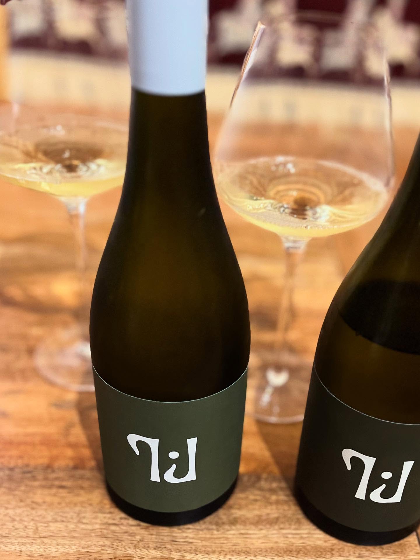 A dreamy little Chardonnay moment with @tilliejwines ✨
Tasting the 2023 side by side with the 2024. I managed to find a sneaky bottle of the ‘23 tucked away! Both are seriously up there on my Chardonnay list!
Super similar in profile, but I think the 2024 just edges ahead for me. A touch less acidity which is to my taste palette.
Whatever you’re doing, Tillie… please don’t stop! #chardonnayallday