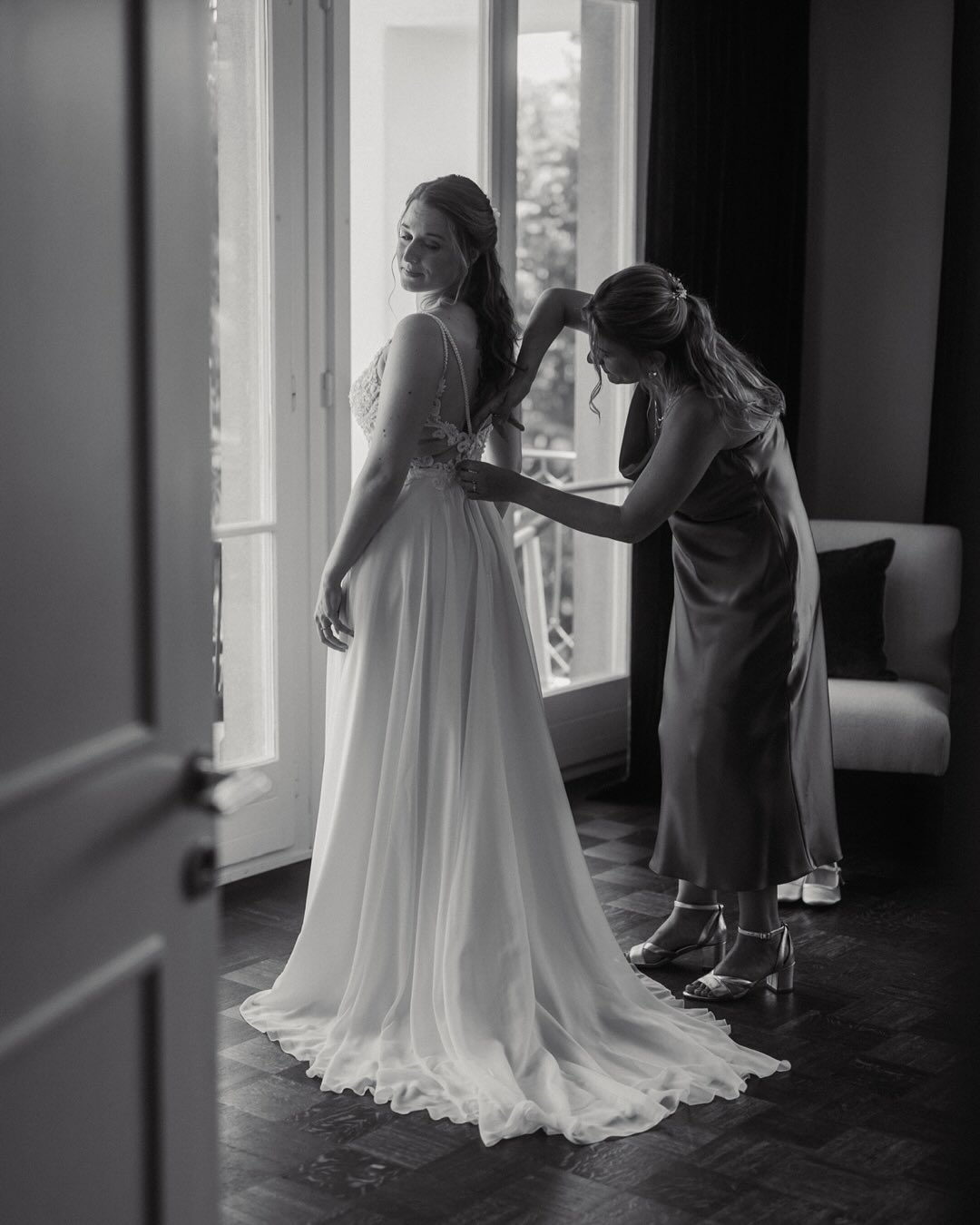 Andrea & Fabian haben sich auf der wunderschönen Halbinsel Au das Ja-Wort gegeben.
Die Location war traumhaft – und das Wetter meinte es ebenfalls gut mit uns (vielleicht fast ein bisschen zu gut 😅).
Begleitet wurden die beiden von zwei grossartigen Frauen, die die Trauung zu etwas ganz Persönlichem gemacht haben:
Mit Worten, die berührt haben (@zeremonienmitherz ), und mit Musik, die direkt ins Herz ging (@jeannice_xx )
Besonders gefreut hat es mich, dass ich die beiden schon vor ein paar Jahren kennenlernen durfte – damals, als ich Babyfotos ihrer Tochter gemacht habe.
Nun auch ihre Hochzeit begleiten zu dürfen, war speziell schön für mich.
Danke für euer Vertrauen – ihr seid einfach wunderbar.
Bride: @andrea_drea_a
Dress: @mindermodeag
Suit: @modebernheim
Hair& Make-Up: @artistique_coiffure
Flowers: @anja_florales_design
Singer: @jeannice_xx
Wedding Celebrant: @zeremonienmitherz
Location: @halbinsel_au
•
•
•
#schweizerhochzeit #hochzeitsreportage #schweizerhochzeitsfotograf #schweizerhochzeitsfotografin #hochzeitsbilder #hochzeitsfotos #heiraten2026 #heirateninderschweiz2025 #hochzeitsbilder #bridetobe2025 #heiraten2025 #weddingphotographer #weddingswitzerland #heirateninderschweiz #hochzeitsfotografin #swisswedding #swissweddingphotographer