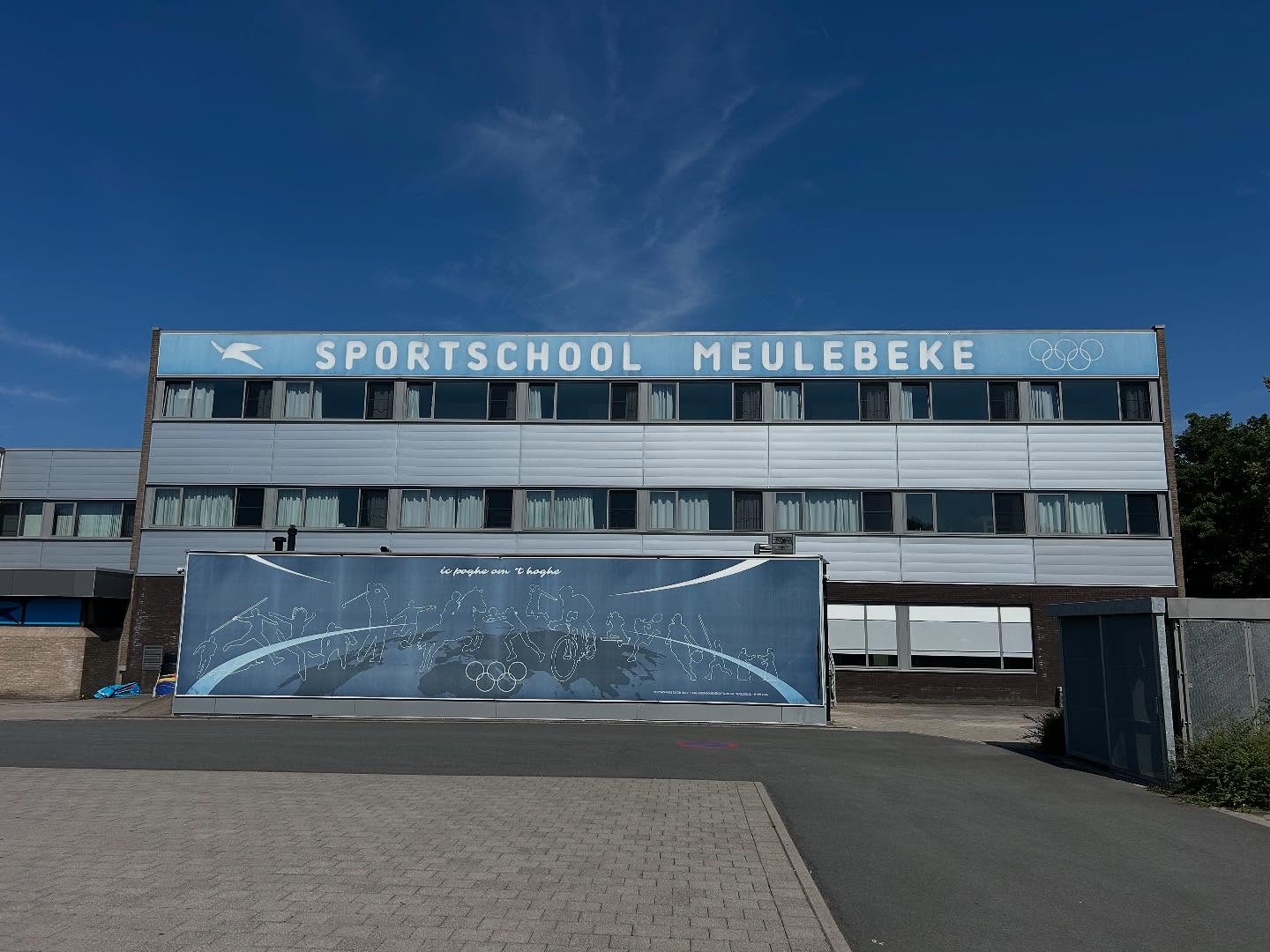 Realisatie te Meulebeke! 💥
Sportschool VILO Meulebeke investeert in hun leerlingen!
We mochten de volledige school voorzien van vliegenramen. Zo’n 114 stuks werden geleverd en geplaatst.
Alle internaatkamers, de refter en zelfs het atelier van de klusjesman.👍🏼
De school is klaar om hun leerlingen opnieuw te verwelkomen zonder vliegen en insecten! 🦟 🚫
Met deze realisatie springen we ook het grote zomerverlof in!😎
We zijn opnieuw paraat vanaf 11 augustus.
#passievoormaatwerk #alusolutions #vliegenramen #opmaat