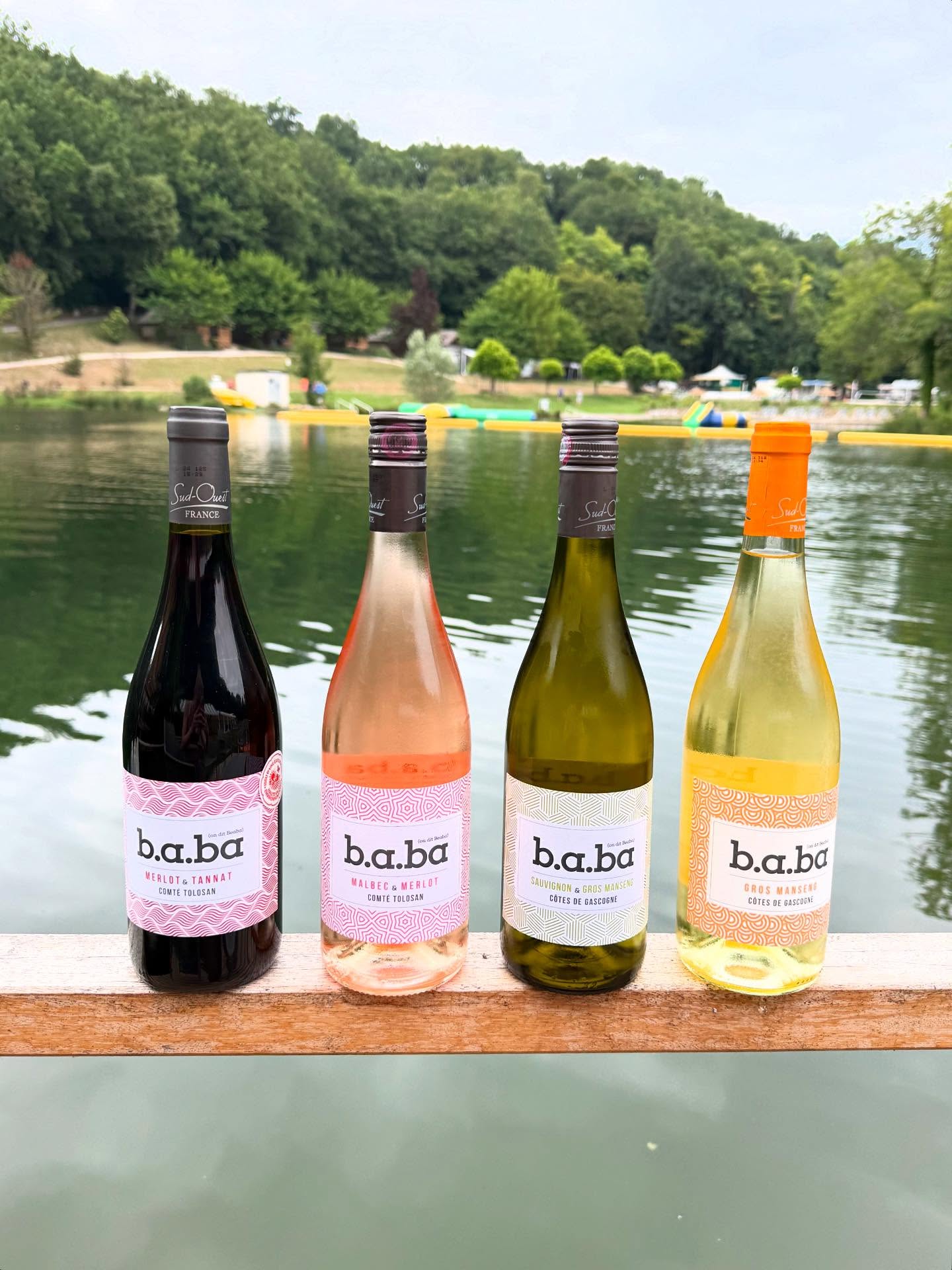 Zin in een glaasje vakantie? Bij Camping Les 2 Lacs serveren we heerlijke wijnen van een lokale wijnboer. Met liefde gemaakt, met smaak geschonken. 🧡🌻
@lesvigneronsdubrulhois
Envie d’un petit verre de vacances ?
Au Camping Les 2 Lacs, nous servons de délicieux vins d’un vigneron local. Faits avec amour, servis avec goût. 🧡🌻
Fancy a little glass of holiday?
At Camping Les 2 Lacs, we serve delicious wines from a local winemaker. Made with love, served with taste. 🧡🌻