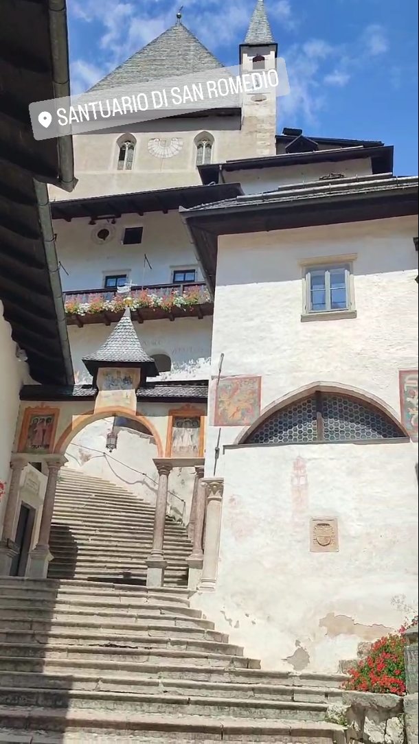 Včera 15.7. ráno jsme se konečně potkali s Dagi a Milánem a jejich dětmi na parkovišti v Itálii a společně vyrazili na tohle neuvěřitelné poutní místo... Maxe nejvíce zaujal živý Orso (medvěd)..
#vimteamcz #visititaly #nfc #cloister #klášter