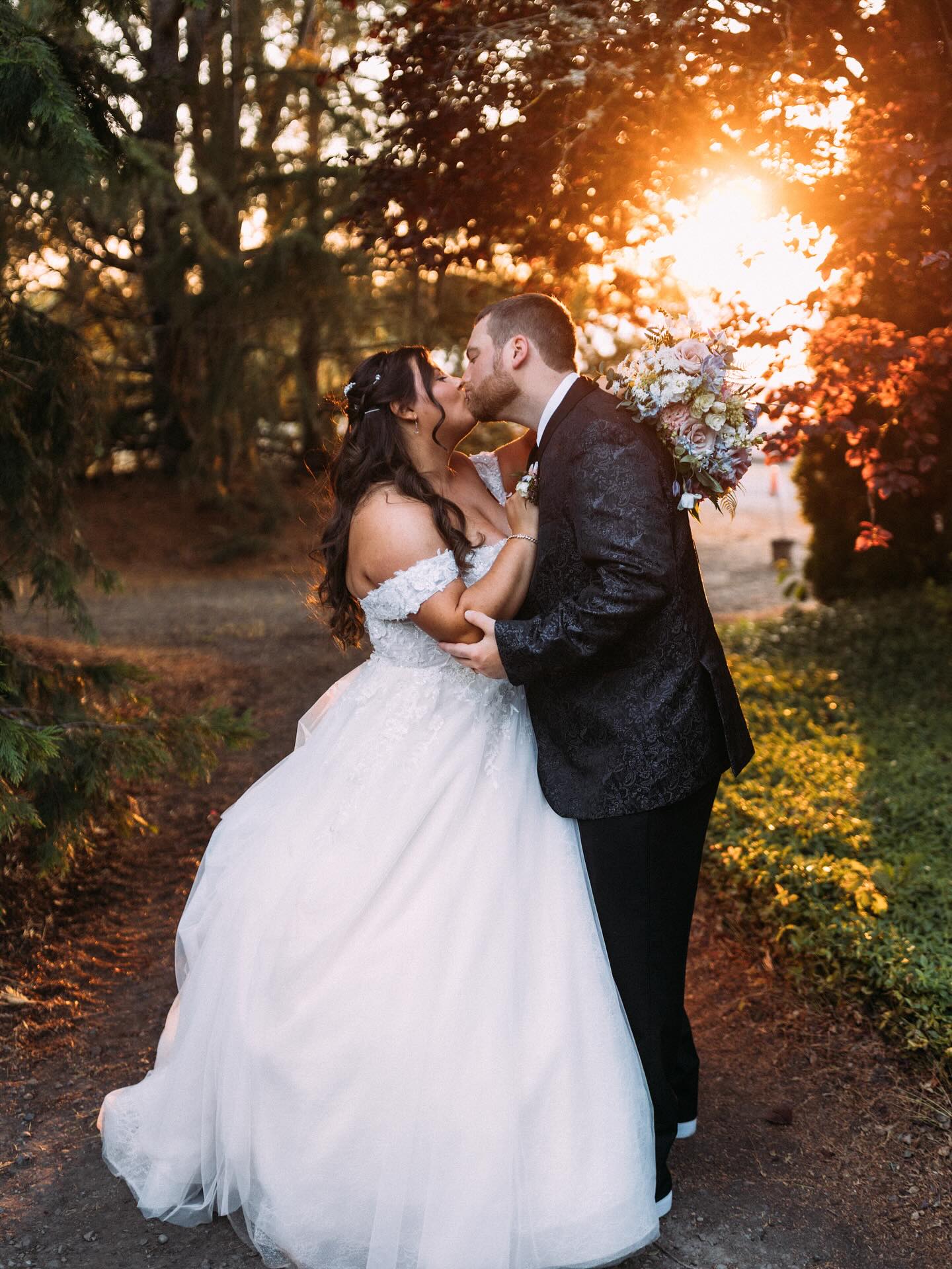 Nicole and Tyler found each other and fell in love from completely opposite coastlines. Their love for nature and family inspired them to get married in a secret garden setting with elements that whispered āwhere the forest meets the seaā.
.
.
Congratulations you two!
Photographer: @sarahlynnphotographypdx
Coordinator: @alittlegrace.alittlelace
Venue: @loghousegardenatwillowlake
Florist: @poppiesandpaisleyfloral
DJ: @jandj.jds
Harpist: @ladyandaharp
Catering: @smokngingersbbq
Dessert: @tresbelledesserts
Hair & Makeup: @beautynextdoorllc
Rentals: @fortheloveofpeterentals