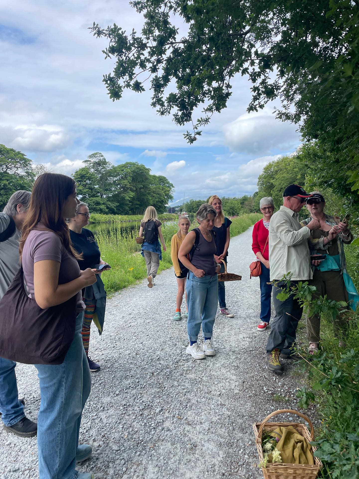 Kilmallie community forage 🌼🌿
Always a pleasure to be back at @kilmalliecfandgarden this time for our second part in the seasonal foraging series. Today we focused on summer abundance and making wild medicine.
Aside from the medicinal plants, we saw some interesting sights along the canal path, including a LOT of oak galls, discovered that many of us are in the ragwort appreciation club (not for eating!) and learned about becoming invasivores…
Looking forward to the next part of the series, Autumn foraging in October!
.
.
.
.
.
.
.
##wildmedicine #scotlandswildmedicine #foraging #foraged #herbalmedicine #courses