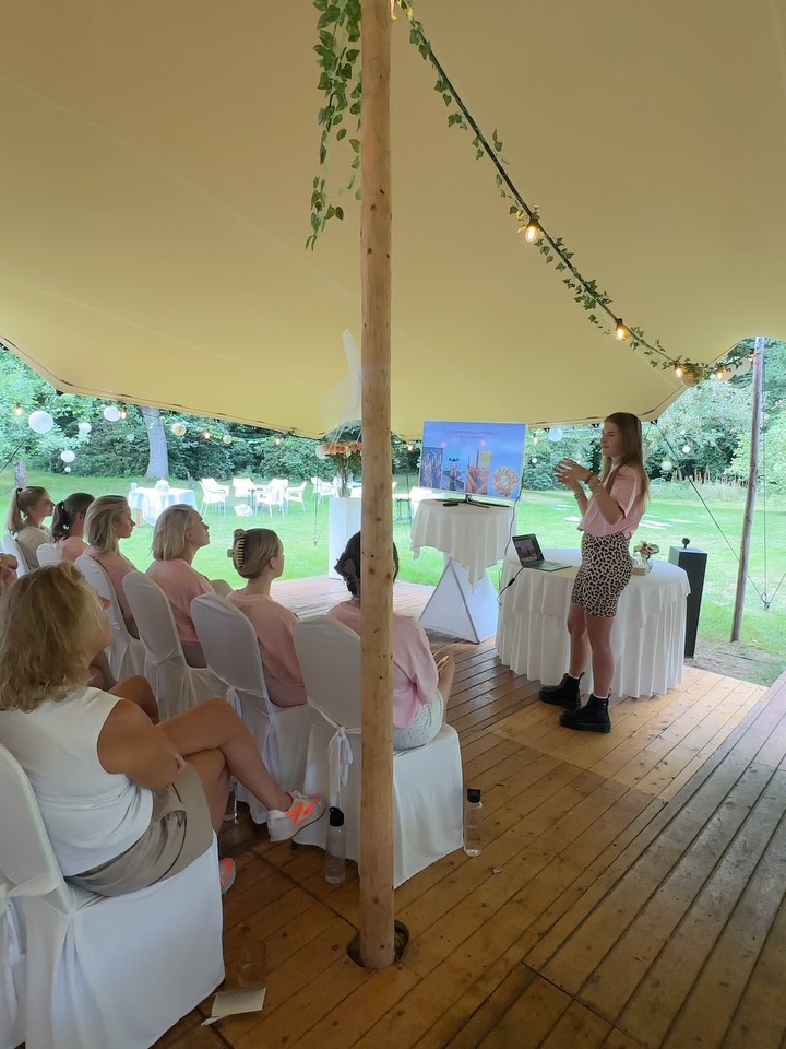 “Als 1 hormoon uit balans is, zijn ze allemaal uit balans. Waarom? Je hormonen werken allemaal samen en reageren de hele tijd door op elkaar.”
Je kan daarom eigenlijk niet echt spreken van balans omdat het continue beweegt. Maar we voelen ons in balans als onze hormonen optimaal functioneren! 🥰
Hormoon workshop bij @theelevatejourney !
Wat een prachtige (trouw)locatie en leuke deelneemsters!
Met heel veel plezier vertelde ik over de hormonen!
Ik heb zelf mogen ervaren wat het doet als je hormonen niet in balans zijn (toen ik stopte met de anti conceptie pil had ik maar 2 menstruaties per jaar en dat is obviously niet zoals het hoort). Dit soort klachten hoor ik regelmatig in mijn praktijk en via insta dm en dit gun ik geen enkele vrouw! Daarom nam ik gisteren de dames weer mee in wat je dan wél kan doen voor je hormonen.
Welke acties ze meekregen?
1. Download de gratis 125 foodslist op mijn website (bij mijn favorieten) en daag jezelf uit tot meer variatie!
2. Focus op meer eiwitten en groente in je voeding.
3. Zorg voor een stabiele bloedsuikerspiegel. Hierop reageert het insuline hormoon en als die in balans is doen de andere hormonen het ook veel beter. Het insuline hormoon geeft vandaag nog positief resultaat. Gun jezelf het het om hier meer inzicht in te krijgen door bijv mijn bloedsuikertraject!
4. Start met een zuivere hooggedoseerde visolie (gezonde vetten zijn de bouwstof voor je hormonen, check voor welke de blog over omega 3 en dosering via de link in mijn bio).
5. Zorg elke dag voor 8000 stappen en bouw aan je spieren. Dat hoeft echt geen ‘’keiharde’’ krachttraining te zijn, maar kan ook al door thuis oefeningen te doen, pilates, yoga, ook bij mildere vormen bouw je aan je spieren en houd je daarbij je stress laag.
Mijn volgende (gratis) lezing is online op dinsdagavond 22 juli! Wil je mee doen? Reageer met “hormonen” of stuur een DM 💕
#masteryourhormones #levelupyourhealth #consistencyiskey #vrouwengezondheid #hormoonworkshop #insulinechecklist