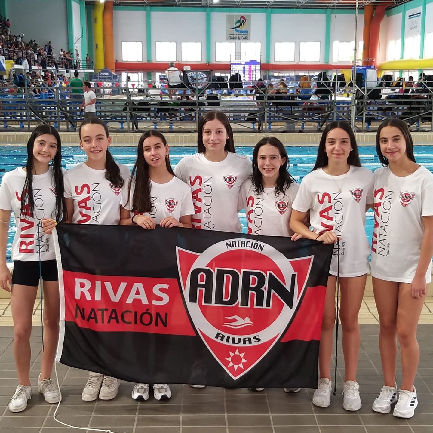 ▪️CTO ESPAÑA ALEVÍN▪️
➡️ Y finalizamos la temporada alevín con un gran Campeonato de España Alevín en Cádiz en el que nuestras nadadoras han dado su máximo potencial posible y hemos conseguido una magnífica 7ª posición femenina por clubs a nivel nacional 🔥
Equipo formado por 🚺
-Barbara Huetos: 50L(🥈) + 100L(🥈) + 200L(🥉) + 400L
- Carla López: 100B +200B + 200+400 ESTILOS
- Daniela Ortiz: 50B (FINAL) + 100B + 200B + 50L + 50M
-Paula Buger: 50B + 50L
-Ahinoa Díaz, Clara García y Alexandra Pérez como representantes de relevos
4x100 libre🥈+ 4x200 libre + 4x100 estilos
Entrenadores🚹
-Daniel Mendoza
-Felipe Collado
➡️ Más allá del resultado, nos llevamos un campeonato lleno de esfuerzo, ilusión y aprendizaje✨
Cada brazada ha sido un paso más en nuestro camino, y este logro refleja todo lo que somos como equipo.
➡️ Gracias a quienes lo han hecho posible, tanto nadadoras como entrenadores
Esto no es el final, es solo el comienzo 🏊🏼♂️
➡️ Gracias como siempre a: @altafitrivassantaana @optica_atenea_optometria @centromaui @diariorivas @aytorivas @rivasactual