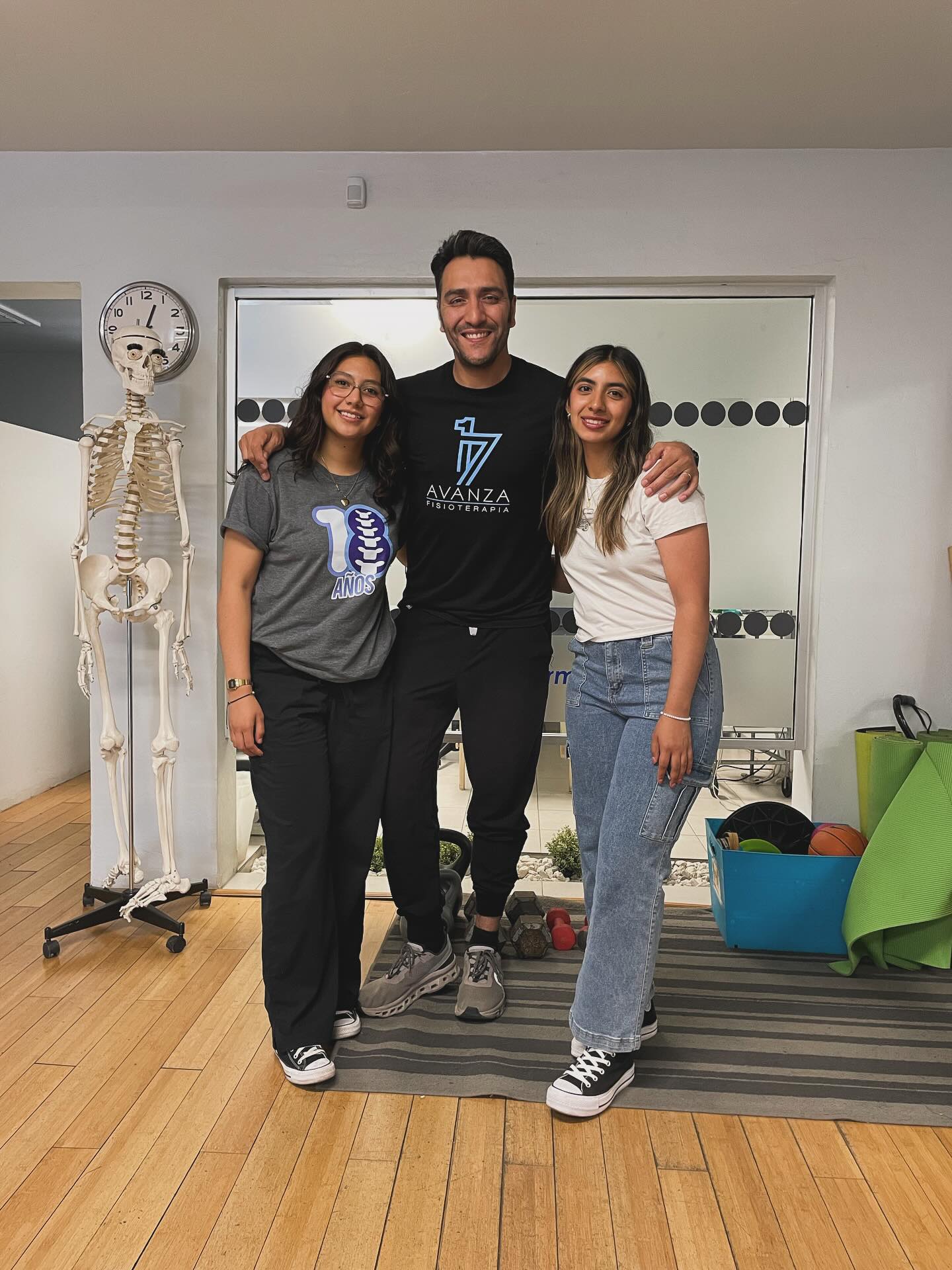 💙🩵🤍Frida y Ángela:
Me doy el momento de despedirlas al concluir su estancia en la clínica. Quiero agradecerles por haber sido unas pasantes y estudiantes excelentes, comprometidas y llenas de iniciativa. Su voluntad y entusiasmo dejaron una marca en nuestro equipo, y sin duda las voy a extrañar.
Sé que ambas están atravesando etapas y procesos importantes y, a veces, difíciles. Confío en que cuando logren atravesarlos, dejarán huella de quiénes son y de cómo enfrentarán los desafíos del futuro. Recuerden que su personalidad está en constante evolución: sigan empujando hacia adelante, pero también dense permiso de parar cuando sea necesario. Respirar y comenzar de nuevo siempre será una opción valiente y sabia.
Les deseo lo mejor en su camino, y siempre tendrán aquí un lugar donde se les aprecia y se les admira.
Con cariño y gratitud,
Juan Pablo
#pasantia #fisios #fisioterapeutas #agradecimiento #vamospormás #teamavanza #avanzafisioterapia