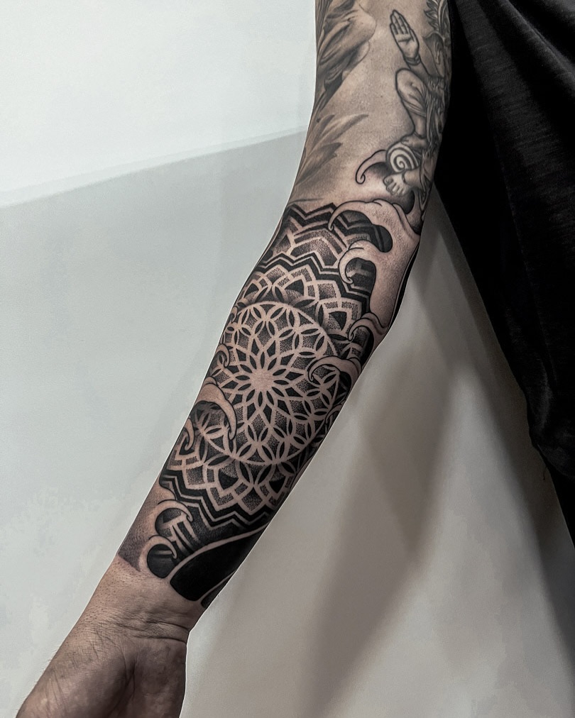 👺⚫Japanese spirit meets brutal geometry.
A half sleeve with control, contrast, and no compromises.