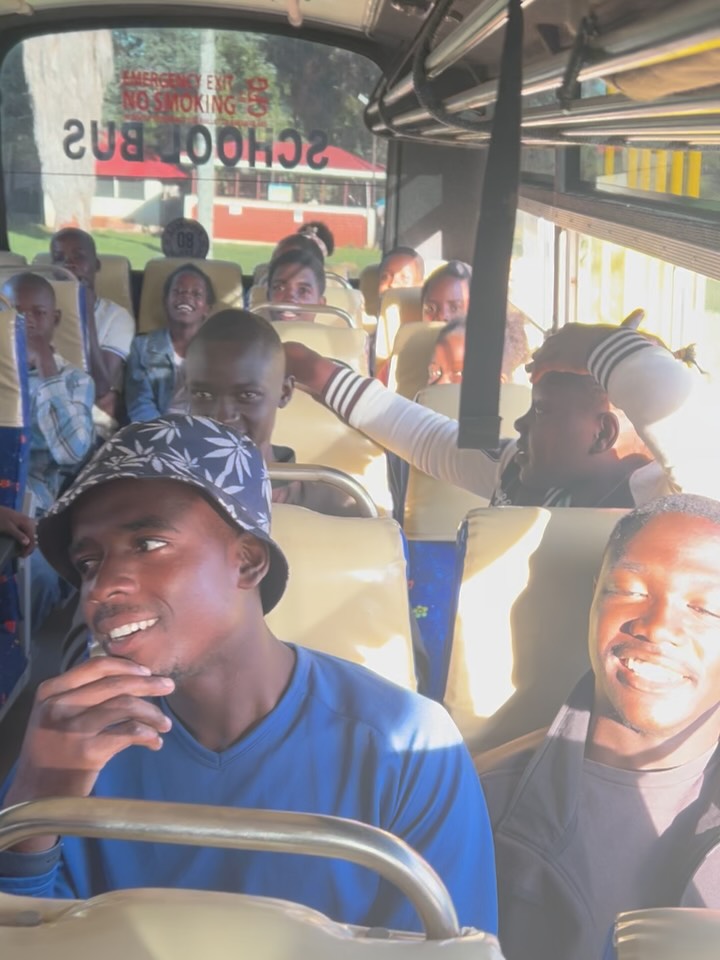 throw back to our lil adventure hike! they were pros! 💪