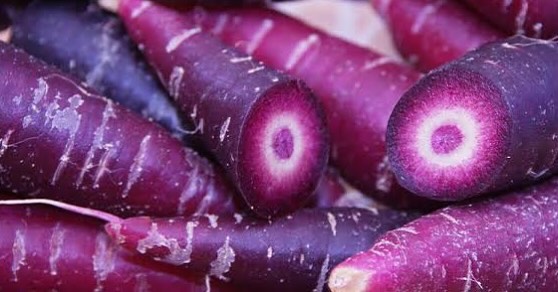 Purple carrots have lots of antioxidants such as anthocyanins, come and get an easy nutrient boost tomorrow at @melbournefarmersmarkets @farmersmarketcarlton or another of our seasonal blends at @farmersmarketcoburg @palmbeachfarmersmarket 🌞🥤
And load up on fresh fruit and veg for the week from our farmer friends @spring_creek_organics @remispatch @thrivingfoodsfarm @days_walk_farm @ozfreshherbs @goon.fruit @sweet_eez @crossiescados