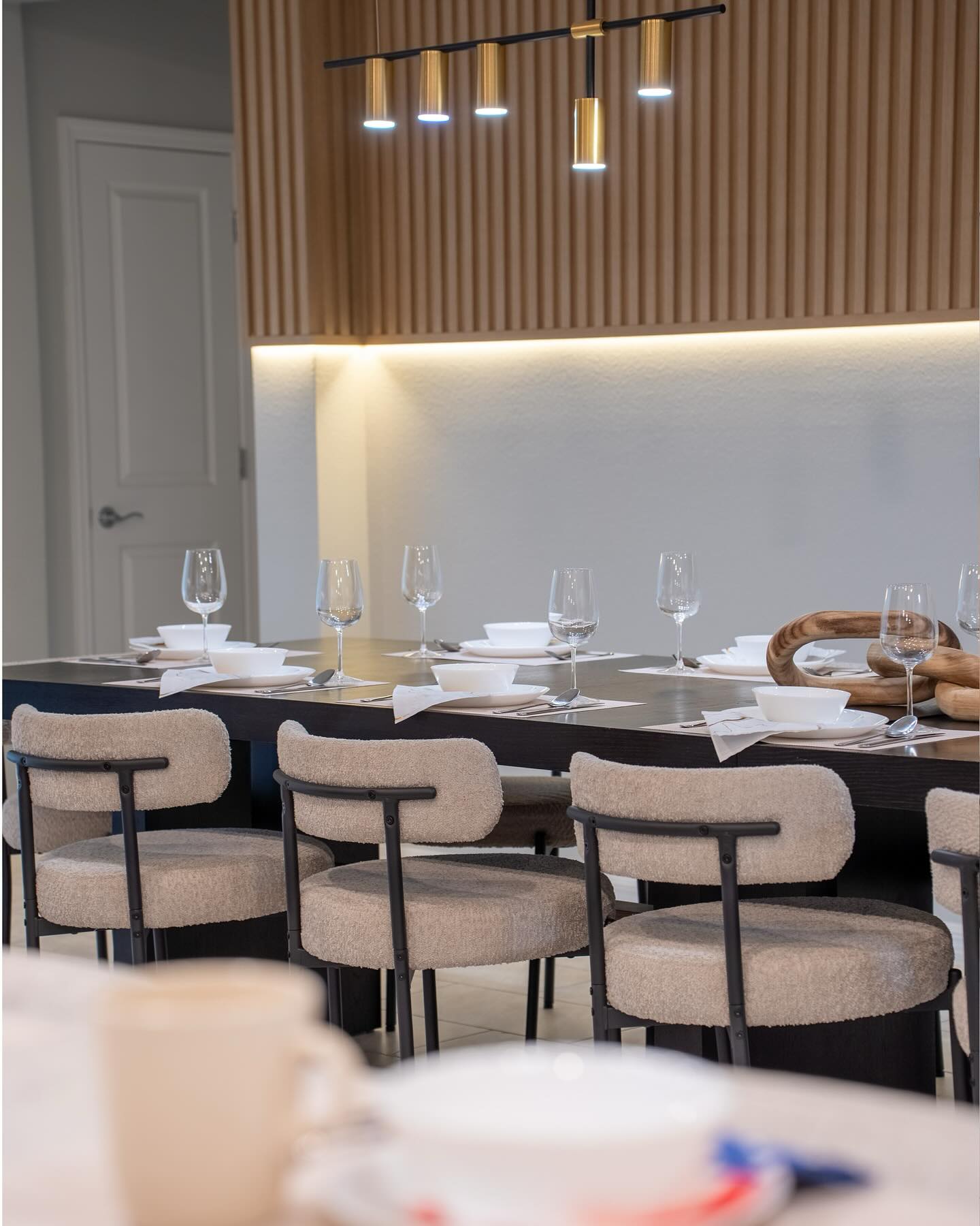 Uma sala de jantar acolhedora transforma momentos simples em memórias inesquecíveis. Seja para um almoço em família, um jantar depois de um dia mágico no parque, ou para celebrar conquistas e estar junto de quem amamos — é aqui que a comunhão acontece. 💫
Na DTB Decor, acreditamos que a sala de jantar é o coração da casa, e que a decoração certa faz toda a diferença. 🏡💛
#DTBDecor #DesignComPropósito #SalaDeJantar #MomentosQueImportam #DecoraçãoAcolhedora