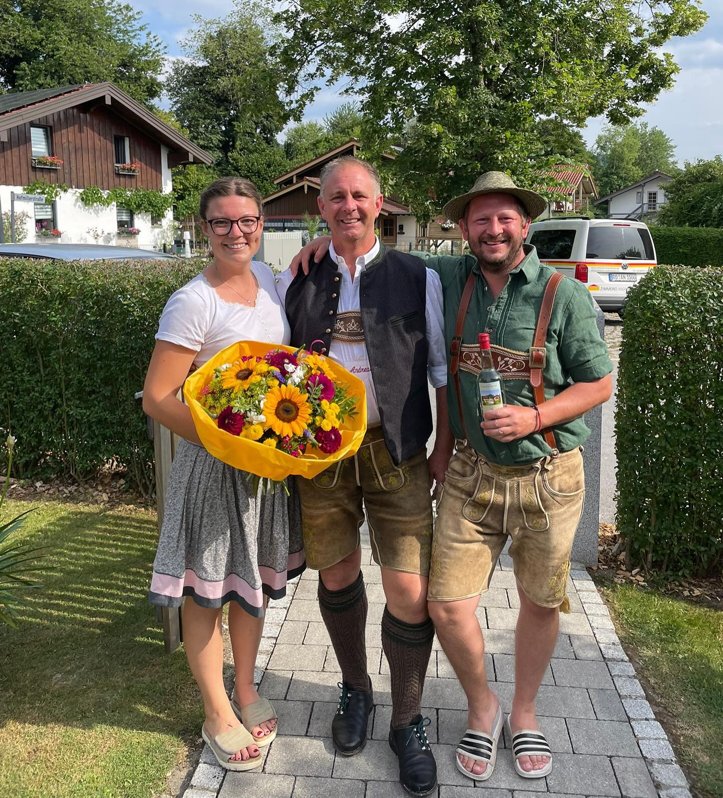 HEBFEIER bei Sabrina & Andi 🏡🎉
Vor ein paar Tagen durften wir bei einer richtig schönen Hebfeier dabei sein - bei netten Bauherren, die nicht nur ein tolles Projekt auf die Beine stellen, sondern auch die Tradition hochhalten! 💪🏽⚒️
Für Sabrina & Andi haben wir die Aufstockung und den neuen Dachstuhl gemacht - DANKE für euer Vertrauen und die Einladung. 🥨🍻
Schön, dass solche Bräuche noch gelebt werden!
#zimmereiniederthanner #hebfeier #holzbau #dachstuhl #aufstockung #bauherren #bauenmitholz #hausbau2025 #brauchtum #richtspruch #glücklichebauherren #inntal #rosenheim #brannenburg #frasdorf #rohrdorf #handwerk #zimmerertreffpunkt #zimmerer_auf_insta #dankefüreuervertrauen