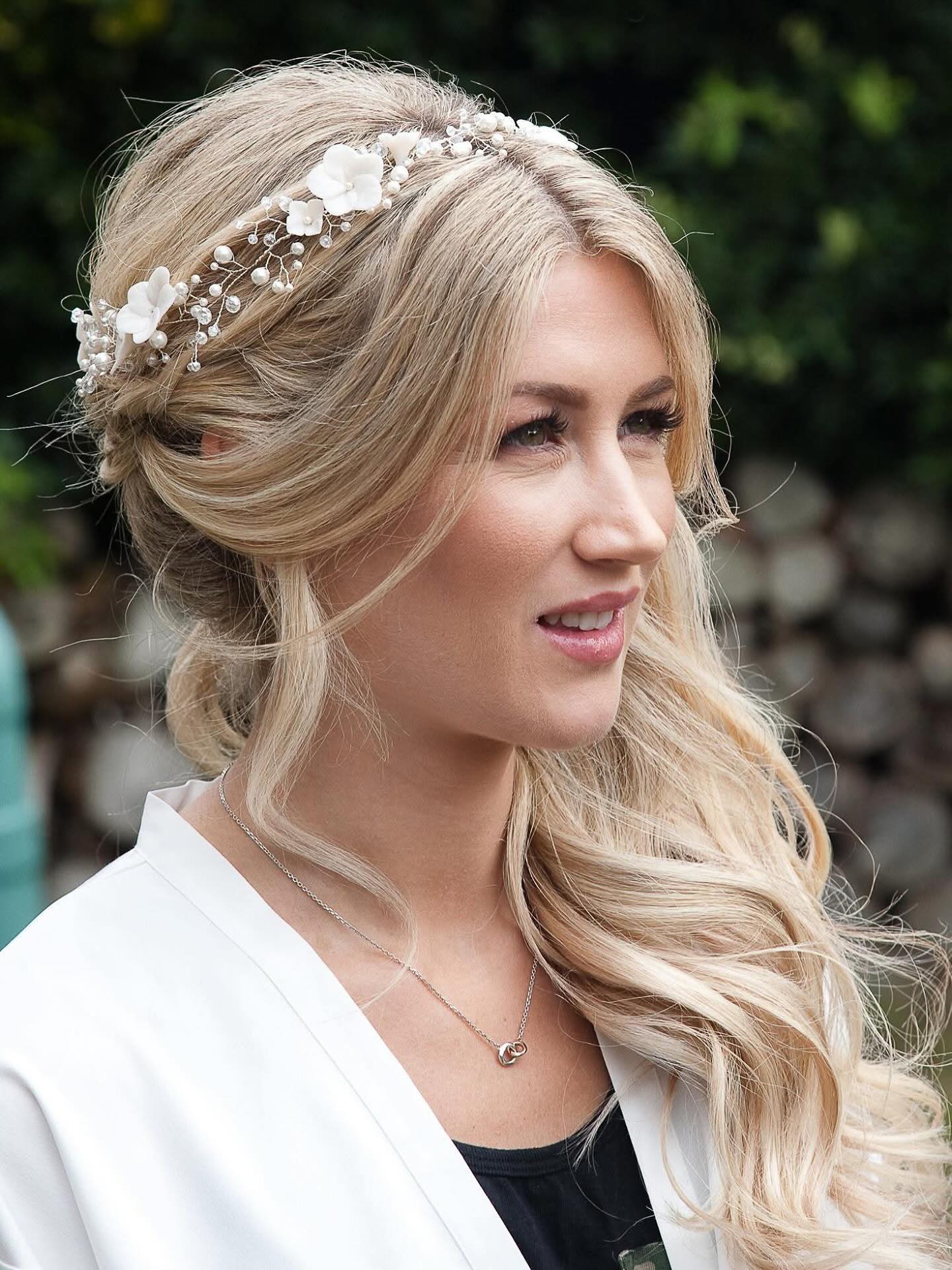 8 years ago today since my own wedding! Natural hair and makeup with a little soft glam with the eyelashes was the only way for me then too and so I feel lucky to be able to continue to offer natural hair and makeup looks to my brides ❤️
#hairandmakeup #myweddingdaylook #mymakeup #myweddinghair #bridestyles #weddinghairandmakeupartist #anniversary #naturalmakeup #bohoweddinghair