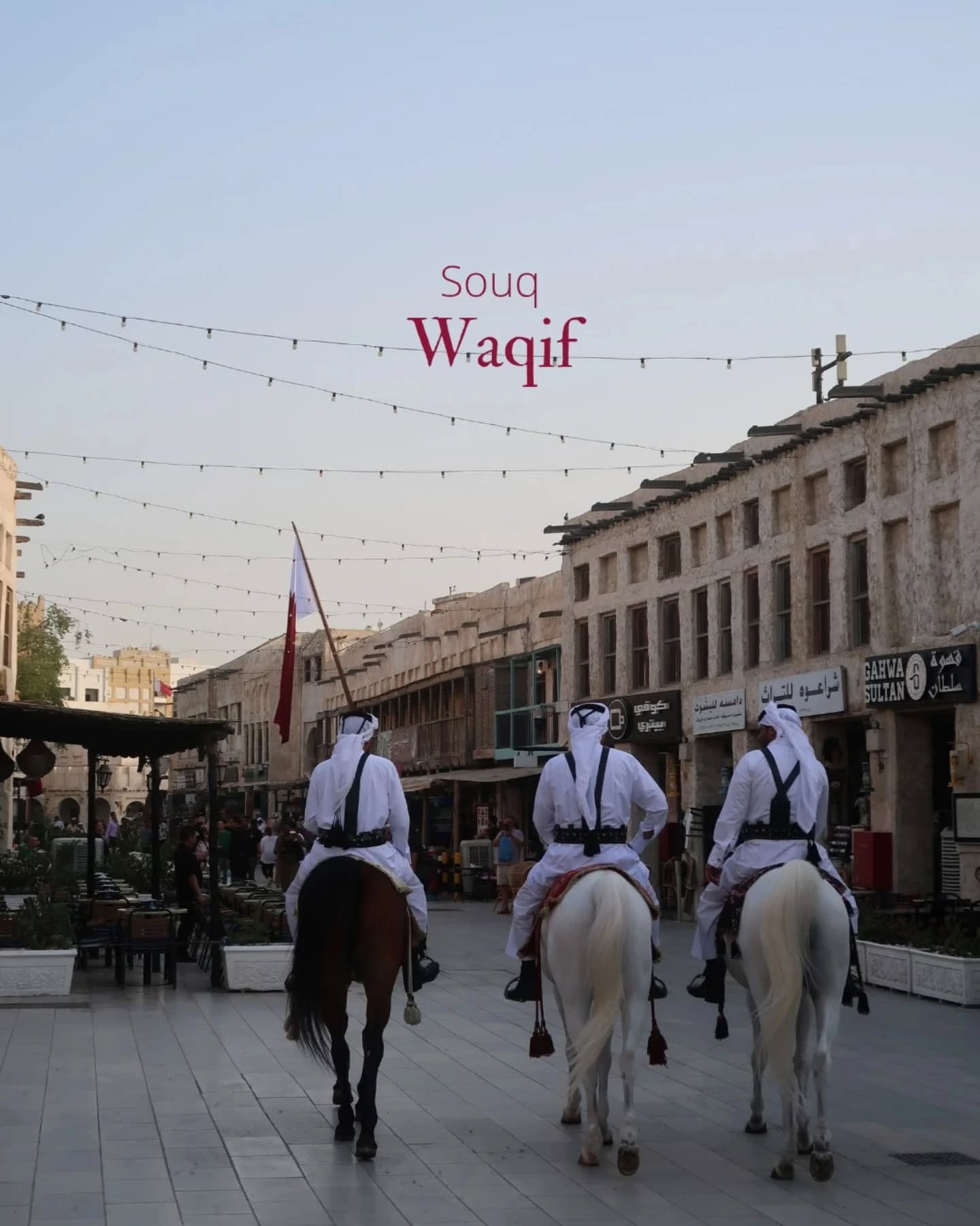 A tarde foi passada no Souq Waqif. Este tradicional mercado árabe representa um anacronismo no meio do moderno skyline de Doha.
Aqui, as construções têm um ar tosco e frágil, espelham as técnicas rudimentares características do país no século XIX, quando os recursos escasseavam.
Há restaurantes, cafés de shisha, um centro de arte, alfaiates, joalharias, perfumarias, lojas especiarias, chás, frutos secos, tâmaras com chocolate e até um hospital para falcões.
Também fomos conhecer a Biblioteca Nacional do Qatar, com mais de um milhão de livros, e a mesquita da Education City, ornamentada com pequenas estrelinhas douradas e relevos de caligrafia árabe.
Saibam mais no blog através do link na descrição.
#DiáriodeBordo #travelpost #travelblog #Qatar #Catar #souqWaqif #EducationCity #doha #newblogpost #travelguide