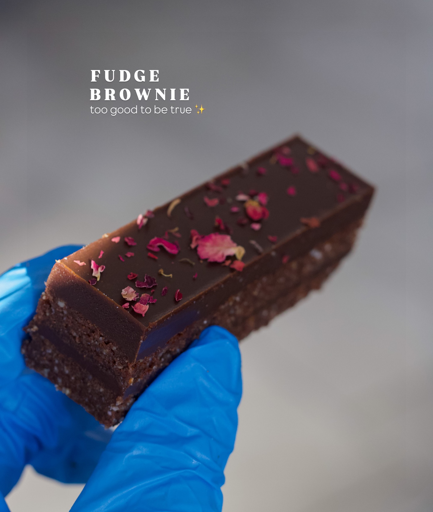 Einfach zu lecker, um wahr zu sein 🤤. Das könnte man meinen, denn auch unsere Fudge Brownies schmecken verboten gut! 🚫
Aber könnt ihr glauben, dass ich die Fudge Brownies schon seit gut 7 Jahren im Sortiment habe?! Neben Snickerz ist er fast mit am längsten dabei und seit Beginn ein riesen großer Favorit bei all meinen Schoki Fans. ☺️ Also wenn die Lust nach Schokolade groß wird, probier dieses süße Teilchen und du willst danach nichts anderes mehr.😍
Liest man sich außerdem unsere Zutaten durch, würde man vermutlich kaum glauben, dass daraus diese Geschmacksexplosion entsteht, aber überzeug dich doch einfach selbst und probier dich durch unsere bunte Auswahl.🙌🏼🙃
#raw #glutenfree #ganzheitlich