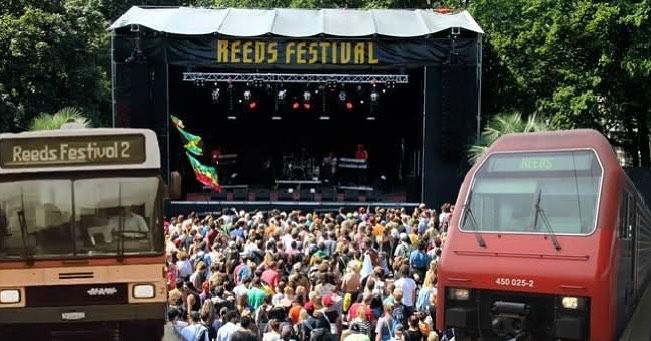 Mit ÖV ans Reeds! ❤️💛💚
Wir haben rund ums Festival nur wenig Parkplätze, und sie sind kostenpflichtig. Wir empfehlen die Anreise mit dem ÖV!
Eine Baustelle zwischen Effretikon & Pfäffikon machts ein bisschen komplizierter dieses Jahr 😁:
Von Winterthur: Ersatzbusse zwischen Effi und Pfäffikon
Von Zürich: S15 via Wetzikon, Zug "S" bis Pfäffikon
Rückreise mit Bussen:
1/2 Takt nach Effretikon (bis 01.47 Uhr) dort Anschluss nach Zürich und Winterthur.
1h Takt nach Uster bis 02:09 Uhr