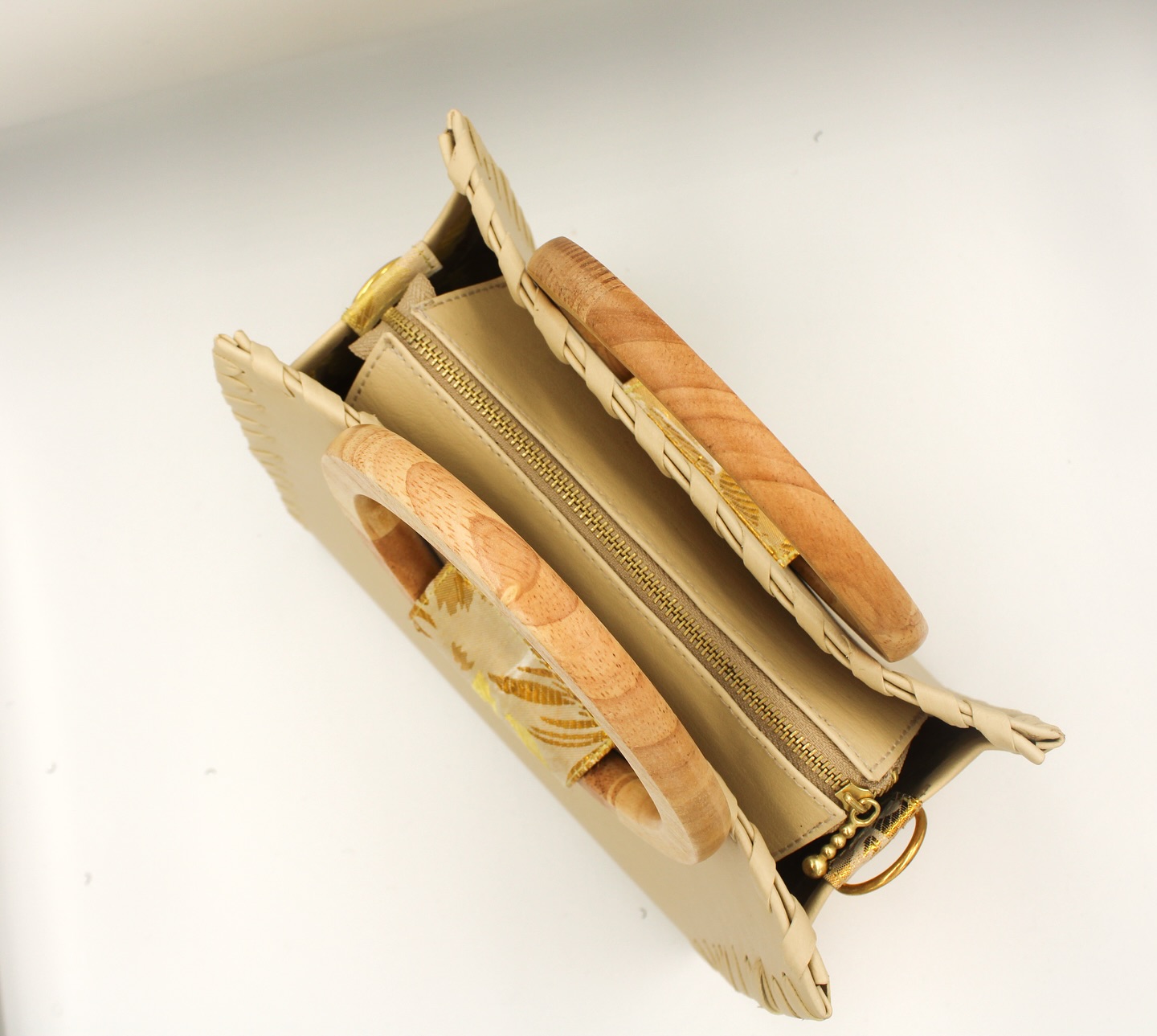 ✨ The Gold Renaissance New Classic Bag ✨
Where timeless tradition meets modern elegance.
Crafted with care and finished in neutral tones with rich golden accents, this piece is more than just a bag — it’s wearable art.
From the hand-cut detailing to the bold wooden handles, every inch tells a story of craftsmanship, culture, and confidence.
✨ For the soft, the strong, and the golden-hearted.
👛 Limited pieces end of this month via BijouCREATES.
#BijouCREATES #GoldRenaissanceBag #NewClassic #BlackOwnedBusiness #LuxuryHandbag #StatementStyle #SlowFashion #EthicalAccessories #UKDesigner #BoldFeminine #ContemporaryCraft #BagLoversUnite #WearableArt #SupportIndependentBrands