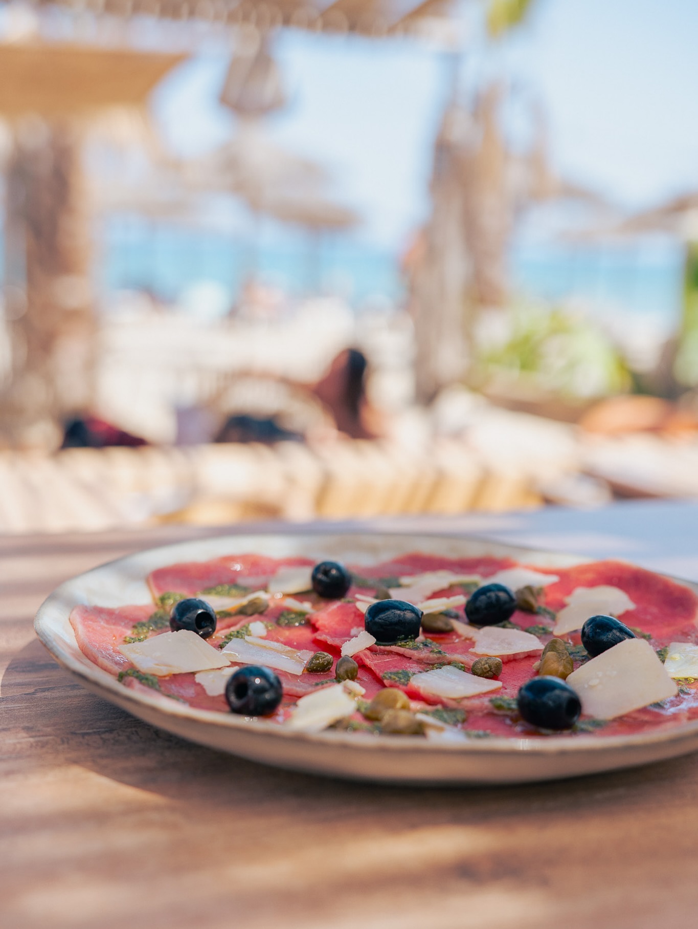 Carpaccio maison, préparé sur place.
Au Nbc, on part de la pièce entière, travaillée directement dans notre atelier.
Chaque tranche est découpée à la minute, pour un carpaccio ultra frais et fondant.
Le tout accompagné d’olives noires, câpres, parmesan, huile d’olive & sauce maison.
À savourer face à la mer, midi & soir
#NaudoBeachClub #NBC #CarpaccioMaison #CuisineFraîche #FaitMaison #CanetPlage #RestoVueMer #ViandeDeQualité #canetenroussillon