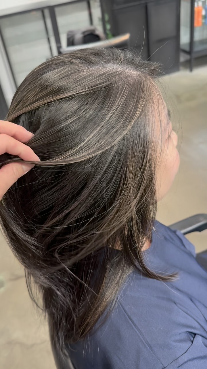 Her natural spark is still there — just a little softened ✨
With under 10% grey, we chose a subtle blend over full coverage.
The result?
Effortless, dimensional color that grows out beautifully.
Are you ready for yours?
✴︎
𝘠𝘰𝘶𝘳 𝘴𝘵𝘺𝘭𝘦, 𝘺𝘰𝘶𝘳 𝘧𝘭𝘰𝘸, 𝘺𝘰𝘶𝘳 𝘦𝘹𝘱𝘳𝘦𝘴𝘴𝘪𝘰𝘯.
✴︎
𝗕𝗢𝗢𝗞 𝗡𝗢𝗪:
🌐Online: www.flowwith.ca
💌More inquiries:
➜ TEXT: 587 894 2025
➜ DM: checked every Tuesday&Thursday
#GreyBlending #SoftHighlights
#LowMaintenanceColor #NaturalGreyBlending #CalgaryHair #YYCHairstylist #GreyButMakeItChic #FlowWithJenny #SubtleColor #HealthyHairColor #CalgaryPersonalColor
@artistcollectiveyyc
@hairbyjenny_choi