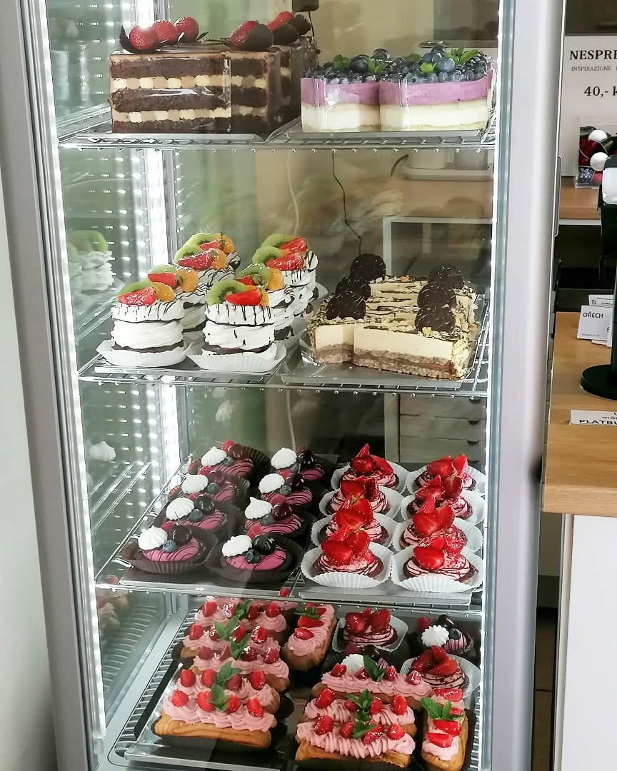 Dezerty v obchůdku #cukrarstvi #cukrárna #dezerty #sladkepohladi