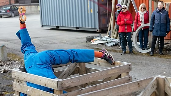 ESITTELYSSÄ:
Tanja Kunnari: Paikan tuntu -kävelyteos ✨
Paikan tuntu on paikka- ja aikasidonnainen urbaanissa kaupunkitilassa liikkuva tanssiteos. Paikan tuntu on ruumiillinen moniaistillinen kokemus ympäröivässä tilassa nyt-hetkessä. Hämeenlinnan Eemeliksikin tituleerattu Kunnari tanssii läpi kaupungin, koluaa kusipuskat, hyppää lätäkköön ja antaa pusun koivun siloiselle poskelle. Teos tuo esiin kaupungin rakennetun ympäristön rujon kauneuden ja kokijan silmät avautuvat tutun paikan tuntemattomalle puolelle. Teosta seuratessa arjen pyörät hidastavat vauhtia ja aistit heräävät havainnoimaan tuttua paikka toisin. Teos julistaa riemulla ja rakkaudella: ”Kaupunkitila on meidän kaikkien yhteinen!”.
Paikan tuntu on kestollinen esitys, jossa Kunnari kävelee osallistujaryhmän kanssa Hämeenlinnan kaupunkikeskustan liepeillä kahden tunnin ajan pysähtyen matkan varrella tanssimaan niin elollisten ja kuin elottomien asioiden kanssa. Kävelykierros on sanaton ja puhelimenkin voi unohtaa taskuun äänettömälle.
Konsepti ja tanssi: Tanja Kunnari
Esitysavustaja: Aleksi Aromaa
Kuva: Terho Aalto
🗓️: SU 3.8.2025
⏰: 14.00
📍: Vanha perunajauhotehdas, Vanajantie 10A, Hämeenlinna
Kesto noin 2h. Huom. Esitysreitti ei ole esteetön.
LIPUT 24€/14€.
Osta liput osoitteesta https://tehdastanssii.eventiolive.fi
#tehdastanssii #tanssifestivaali #tanssi #hämeenlinna #hämeenlinnankaupunki