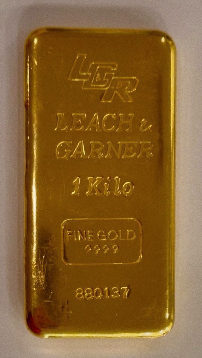 It all starts here.
From a 1kg gold bar to handcrafted cuffs — every piece begins with the purest foundation.
We don’t just design jewelry.
We forge it. ✨
🔒 Private label & exclusive production available.
📩 DM us to start creating your signature collection.