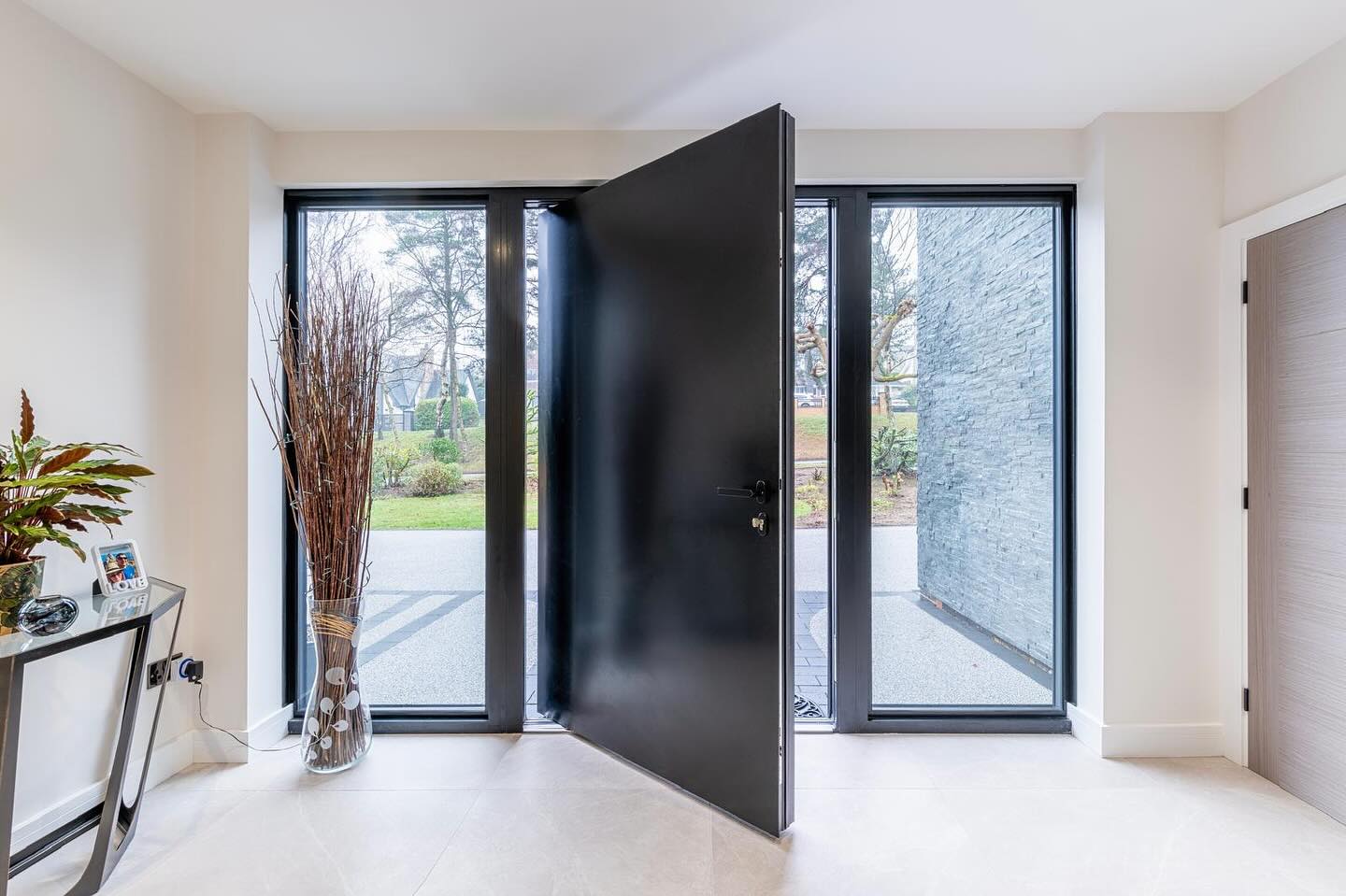MODE doors allow you to create a unique statement for your home. With hundreds of finishes, handles, accessories and designs you really can design a spectacular entrance for your home. Also available with pivot hinge to given added wow!