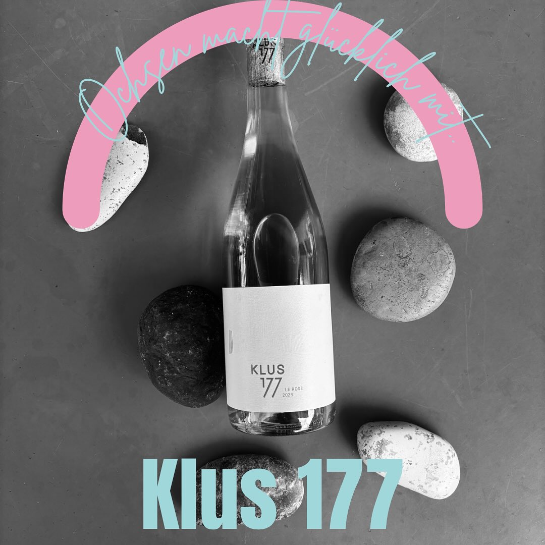 Ochsen macht glücklich mit .. Klus 177 🍇
Seit bereits einigen Jahren schenken wir im Ochsen die feinen Weine der Klus 177 aus Aesch aus – und sie passen nicht nur hervorragend zu unserem Essen, sondern auch zu unserer Philosophie: echt, regional, mit Herz gemacht.
🍷 Ob der ausserordendliche Riesling-Silvaner oder der elegante Pinot Noir – bei jedem Schluck spürt man die Leidenschaft und Sorgfalt, mit der hier gearbeitet wird.
#ochsenmachtglücklichmit #ochsenmachtglücklich #klus177 #regionalgeniessen #aeschbl #oltingen #weinliebe #gasthausochsen #schweizerwein #genussmomente