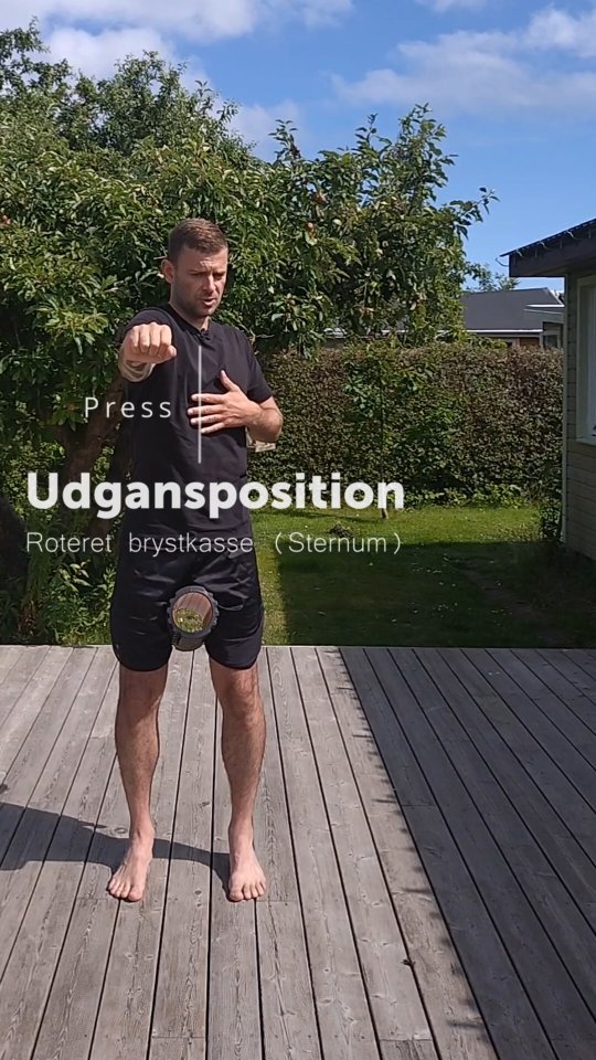 Den sidste variant af vores rotationsøvelser kan være en game changer, når du mestrer den! ✅
Her kombinerer vi press og row med en brystkasserotation – i omvendt rækkefølge. Det efterligner det bevægelsesmønster, der opstår under løb.
Sådan kan du begynde at bruge den: ⬇️
Start i en neutral position som vist. Sørg for at aktivere din kernemuskulatur gennem vejrtrækningen og skab forbindelse til de nedre ribben.
Hold en stabil og oprejst position i både bækken og overkrop.
Stå i en stabil stance med lige meget vægt på begge ben. Brug evt. en foam roller i starten for at stabilisere hoften yderligere.🎯
Drej overkroppen ind i en rotation med brystkassen. Den ene arm starter i "row"-position, den anden i "press".
Udfør nu et row og et press med armene, mens brystkassen forbliver i rotation. Når armene har gennemført bevægelsen, roterer du brystkassen og fuldfører hele bevægelsen.
Sørg for at have god kropskontrol – især over hofte og ryg – og lad hoften forblive neutral.✔️
Prøv at implementere denne øvelse i dit træningsprogram.
Den kan tilpasses mange forskellige behov og udføres med fx kabeltræk eller elastik. Når du forstår bevægelsen, er det vigtigt at udføre den med modstand.💨
Hvis du gerne vil lære mere om, hvordan du kan implementere øvelsen i din træning – eller føler, du har brug for hjælp – så send mig en besked eller mail.➡️
Jeg er her for at hjælpe dig!😊
#biomekanik #funktioneltræning #holisticcoaching #århus #breathing #rotation #performance #smertefri #balance #correctiveexercise #stacking #bevægelse #frihed #behandling #københavn