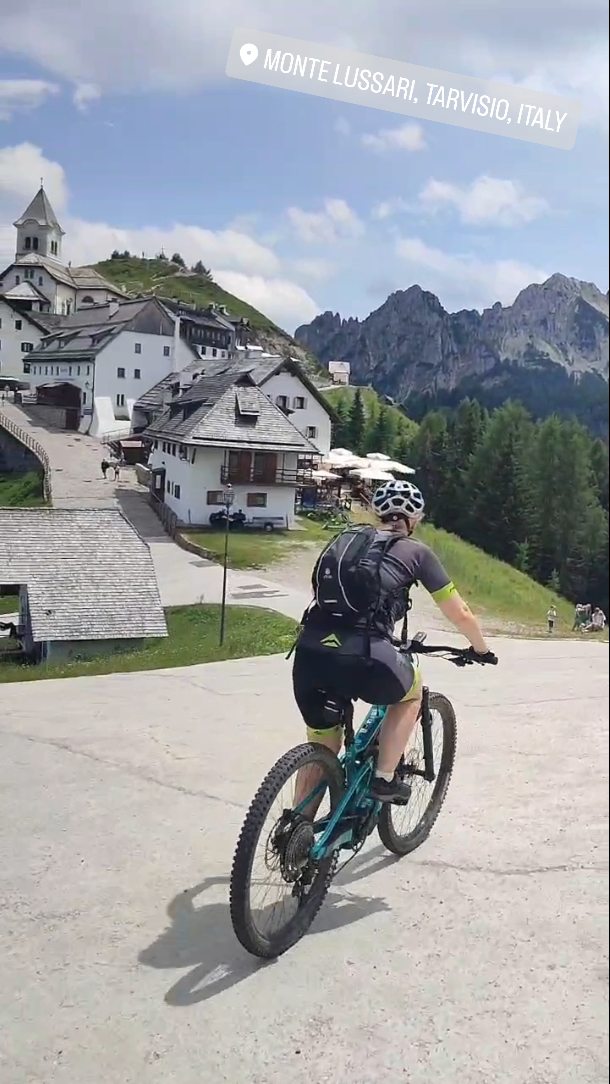 Po týdnu doma jsme opět na cestách, a tak teprve teď zatímco Marian řídí mám možnost vám sem hodit sestřih soboty 5.7., předposledního cyklodne našeho rande jen ve dvou. ❤️
#vimteamcz #visititaly #cyklistika #cyklovylet #cyklotrasy #montelussari #emtb