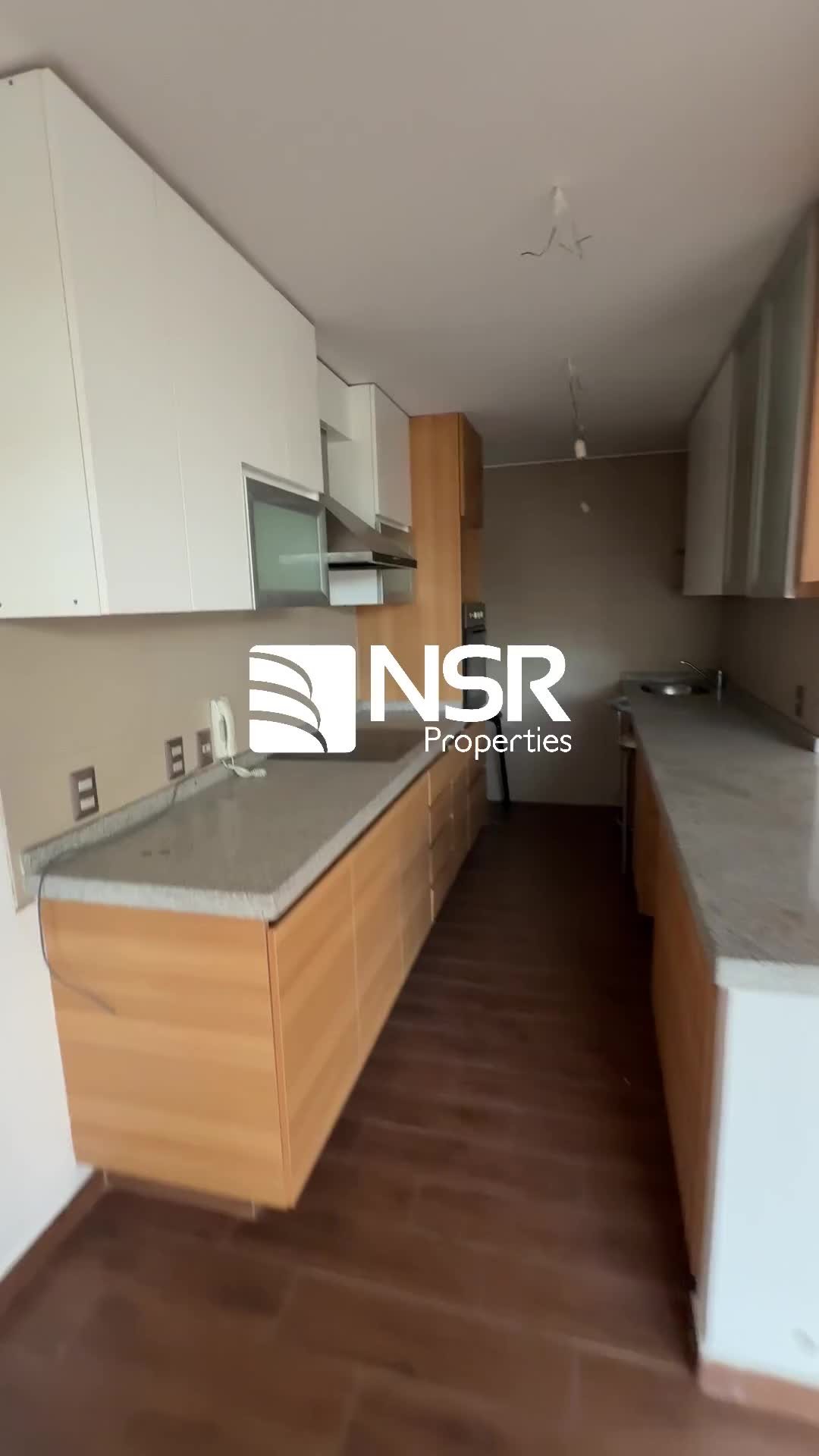 EXCLUSIVO DUPLEX EN ULTIMO PISO - ROBLES – RAÚL LABBÉ
Descubre este exclusivo departamento de categoría en una ubicación privilegiada, cercano a los principales colegios del sector, además de malls, supermercados y stripcenters.
CARACTERÍSTICAS DEL DEPARTAMENTO
Piso 1:
• Amplio living-comedor con salida a terraza de 7 m2, con baranda de vidrios templados orientada al surponiente. Baño completo.
• Cocina totalmente equipada. Cubierta de granito.
• Pisos de porcelanato
Piso 2:
• Dormitorio principal en suite con closet y baño completo, con orientación nororiente.
• Dormitorio con closet.
• Baño completo.
• Sala de estar.
• Terraza de 18 m2 de uso y goce exclusivo.
• Pisos flotantes.
Otras características:
• Calefacción central por radiadores y agua caliente central.
• Ventanas de termopanel.
• Estacionamiento y dos bodegas subterráneos.
• Gastos comunes: $235.000
• Contribuciones trimestrales: $245.000
• Edificio año 2011.
• Total metros útiles: 98,72 m2 (originales: 51 m2 y ampliación de 51 m2)
• Terrazas: 25 m2 (piso1: 7m2 y piso 2: 18 m2)
• Total dúplex: 127 m2
Áreas Comunes:
• Piscina.
• Áreas verdes.
• Sala de eventos.
• Estacionamientos de visitas.
¡No dejes pasar esta oportunidad de vivir en un entorno seguro, cómodo y con todas las comodidades!
Disfruta el vídeo y contáctanos para coordinar una visita y conocer esta magnífica propiedad!
CONTACTO: Cinthia García +569 5879 4057
cinthia.garcia@nsr-properties.com