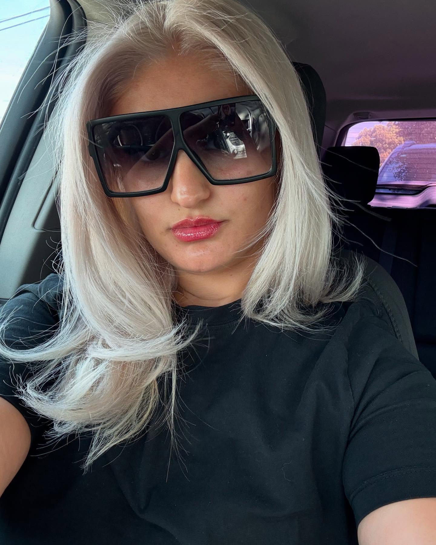 Hi, new hair who dis my name is VIRI Your Esthetician 🧖♀️ & Makeup Artist 💄 Makeup, Facials, waxing, eyebrow lamination, eyelash lift book your appointments on my website www.virisbeauty.com for your services.