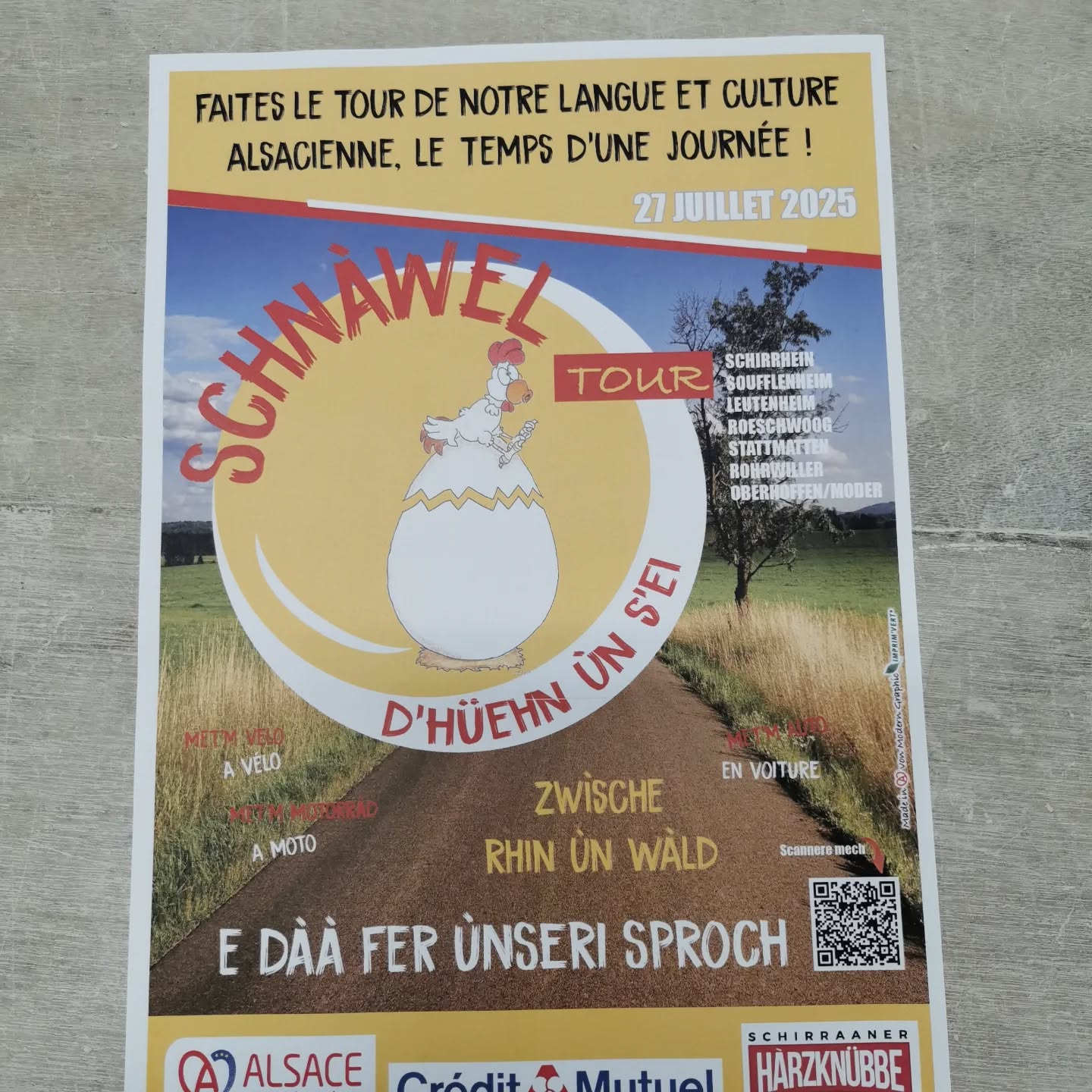 Connaissez vous le Schnawel Tour ?
C'est une journée consacrée à la langue alsacienne le dernier dimanche de juillet.
Rendez-vous au centre socio-culturel /Vereinshüss dès 10h pour une journée placée sous le signe de la langue et de la culture alsacienne.
Thème de cette 4e édition :
" D’Hüehn ùn S’Ei", ou "qui de l'œuf ou la poule ?"
Venez jouer avec les mots et expressions en alsacien !
Programme de Soufflenheim :
"Hàfnerkùnscht Ìm frEÏjÈ, Atelier de poterie en plein air"
Démonstration de tournage et décoration.
Exposition de matériel/outils anciens des potiers.
Ateliers pour enfants et adultes.
🎤Animation musicale Mùsikàlischi Unterhàldùng.
🍽️ Zè esse ùn zè tringgè/aà manger et à boire :
Barbecue, café gâteaux, tarte flambée, salade de cervelas, gruyère et oeufs.
L'ensemble du programme des 7 communes est à retrouver ici https://urlr.me/dQmA8a
Que ce soit à vélo, à moto ou en voiture, faites le tour des 7 communes partenaires et (re)découvrez ensemble notre patrimoine linguistique et culinaire !
🥳 Venez nombreux, en famille ou entre amis, pour cette journée joyeuse, gourmande et 100 % Alsace ❤️🤍
Une récompense bien locale sera offerte à tous les participants qui auront tamponné leur pass dans chacune des 7 communes, il s'agit d'une petite poule réalisée par Marie Louise bénévole dans l'association des harzknübbe de Schirrhein au sein de notre atelier.
Elle s'est chargée de découper les 400 poules, les nettoyer et décorer.
Elle s'est investi dans ce projet avec un grand professionnalisme les gestes sont revenus très vite car dans une époque de sa vie elle travaillait dans un atelier de poterie.
De mon côté il a fallu les émailler et les cuire.
#Schnaweltour2025 #Soufflenheim #LangueAlsacienne #CultureAlsacienne #OeufEtPoule #TraditionEtPartage 🥚🐔🌿