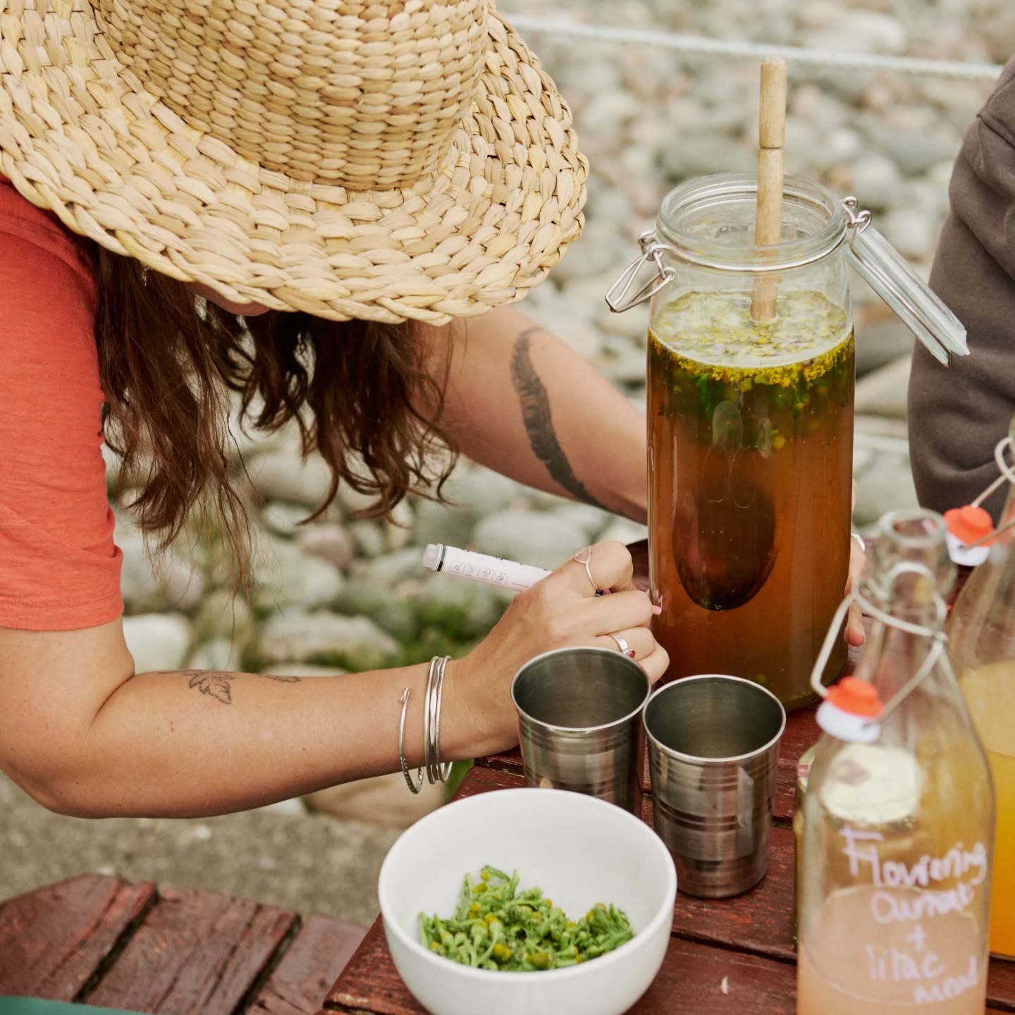 🌼🍹Mead Making Workshop 🍹🌼
During our time on Tiree I thought it would be nice to bottle some of the flavours we found... And what better way than to make mead! During the @wildbiomeproject I became an expert at making this 😆😎 as it was my only source of alcohol over the three months!
Did you know you can make mead at home by mixing water (bottled, boiled or spring) with honey and some local botanicals? All you need is a vessel and some time! 🙌🌿
After discussing the topic we sampled a few different meads including some homemade ones and a turbo charged mead from @rookerymead. We then made our own Midsummer Machair mead flavoured with pineapple weed, thyme and ladies bedstraw. I got the chance to try it last week with my @thepierhousehotel guests and it was delicious 😋🤤👌
If you are interested in making mead check out wild booze master @markwildfood website for instructions or come to Tiree in 2026 🙌🤪
📷 @bvonenoch
👒 By the fabulous @weaving.in.the.wild