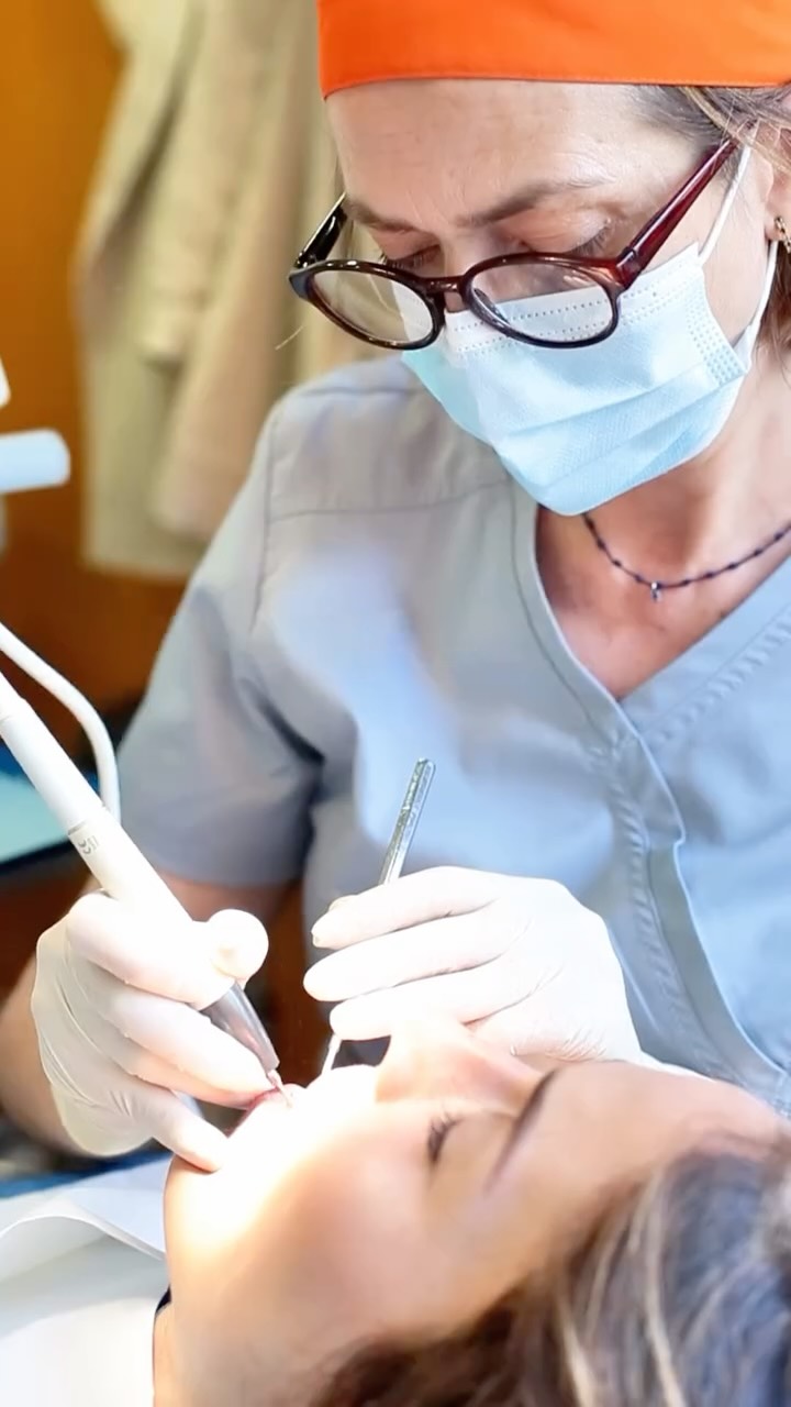 🎤 Freddy Mercury no se arregló los dientes por miedo a que su voz cambiara.
😬 Pero… tú no eres Freddy Mercury.
🪥 Así que agenda tu cita con el dentista.
Que tu sonrisa no desafine 🤪
📅 ¡Haz tu revisión anual!
#clinicatresserra #dentistabarcelona #clínicadental