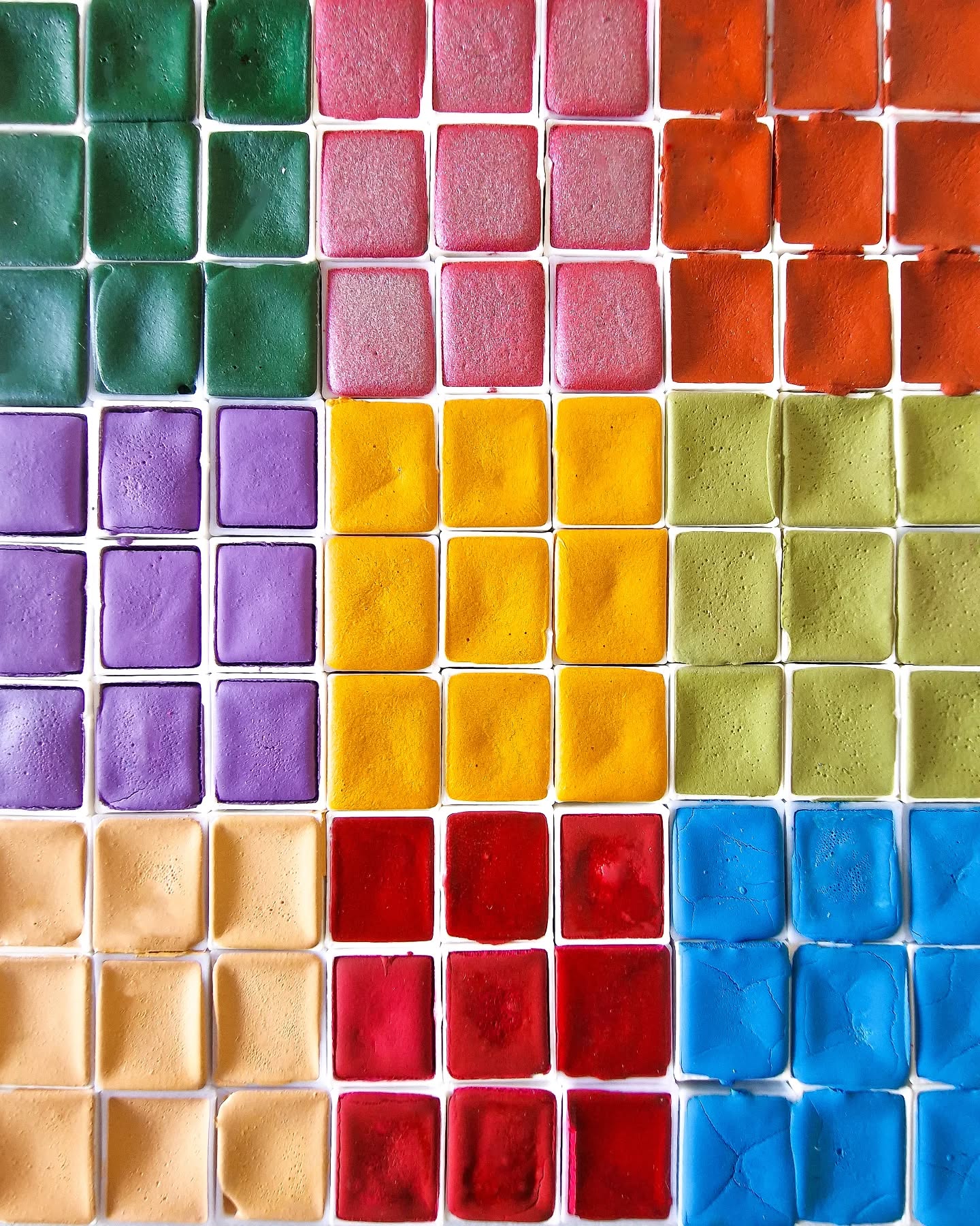 ✨ MERCI ! ✨
La collection Confetti Sauvage est presque sold out... et c’est grâce à vous 🤯🎨
Des dizaines de pinceaux vont bientôt danser dans les paillettes, les roses et oranges vitaminés et les verts cornichons 🤣
Cette collab avec @elisefrancisse , c’est une color party virvoltante, une petite dose d’audace, une ambiance un peu rétro... et vous l’avez accueillie avec un enthousiasme qui nous fait chaud au cœur 💕
Merci pour vos commandes, vos partages, vos mots doux, vos stories… on lit tout, on voit tout 👀✨
Et merci à Elise, complice de couleurs et de folies , pour avoir semé tant d’idées pétillantes dans cette palette 🪩🌼
Il reste encore quelques exemplaires sur le site (6, oui, comptez sur moi pour le décompte) … et après, Confetti Sauvage ne sera dispo qu'en boutique à Cordes sur Ciel et aux marchés que je ferais (pas avant l'automne pour moi, mais dès ce week end chez Élise !) ✨
C'est le last call pour rejoindre le Confetti Club 🎉✨🥰
#merci #collabartistique #confettisauvage #paletteenfolie #aquarelleaddict #lepigmentarium #artisanatfrancais #aquarellefrance #couleurs #aquarelleartisanale #aquarellepailletée #artisan #artisanatfrancais #peintureaquarelle #collection #ete #arcenciel